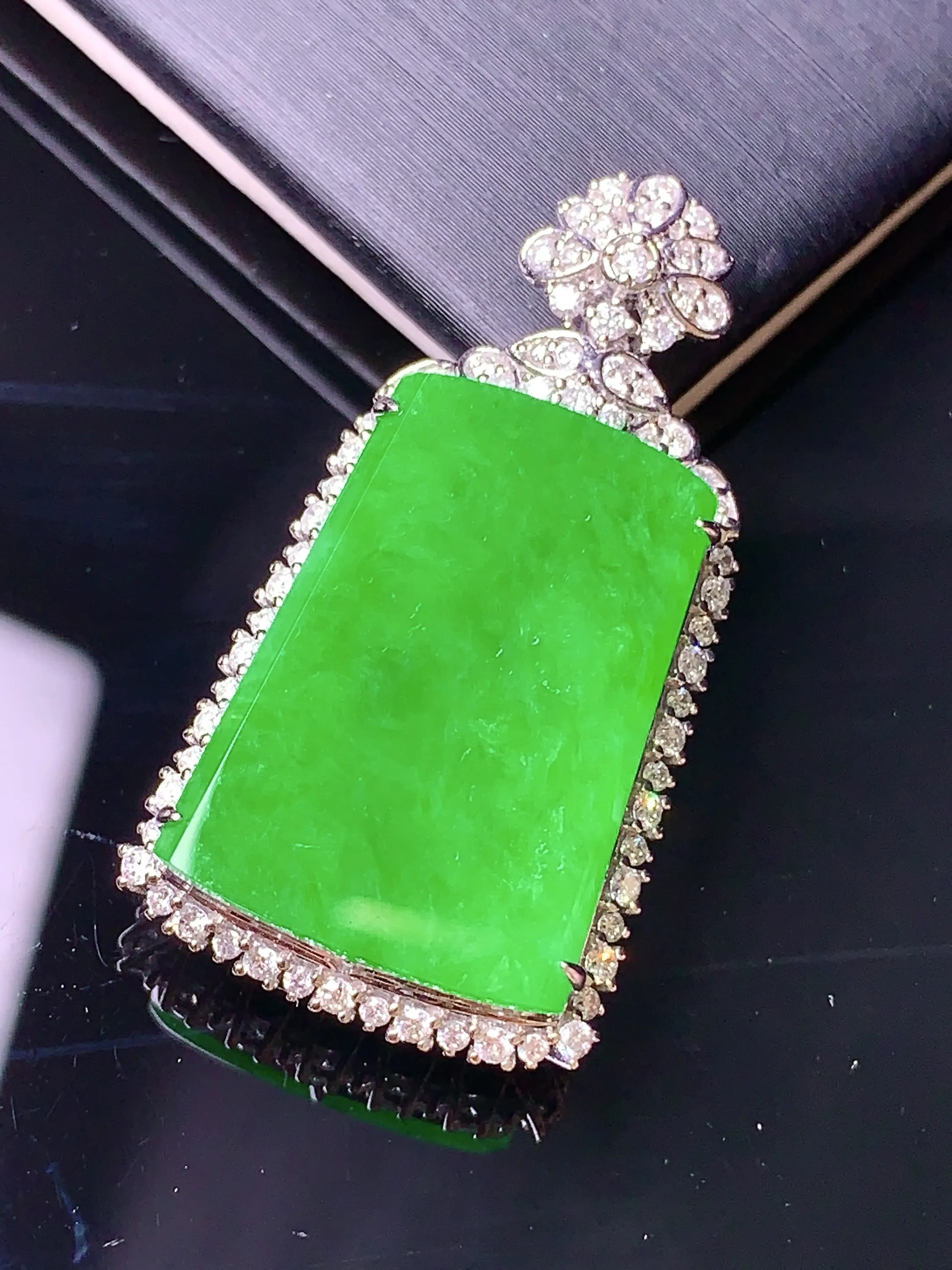 18k金钻镶嵌翠绿无事牌吊坠 玉质细腻 色泽清新艳丽 整体尺寸35.2*19*10
