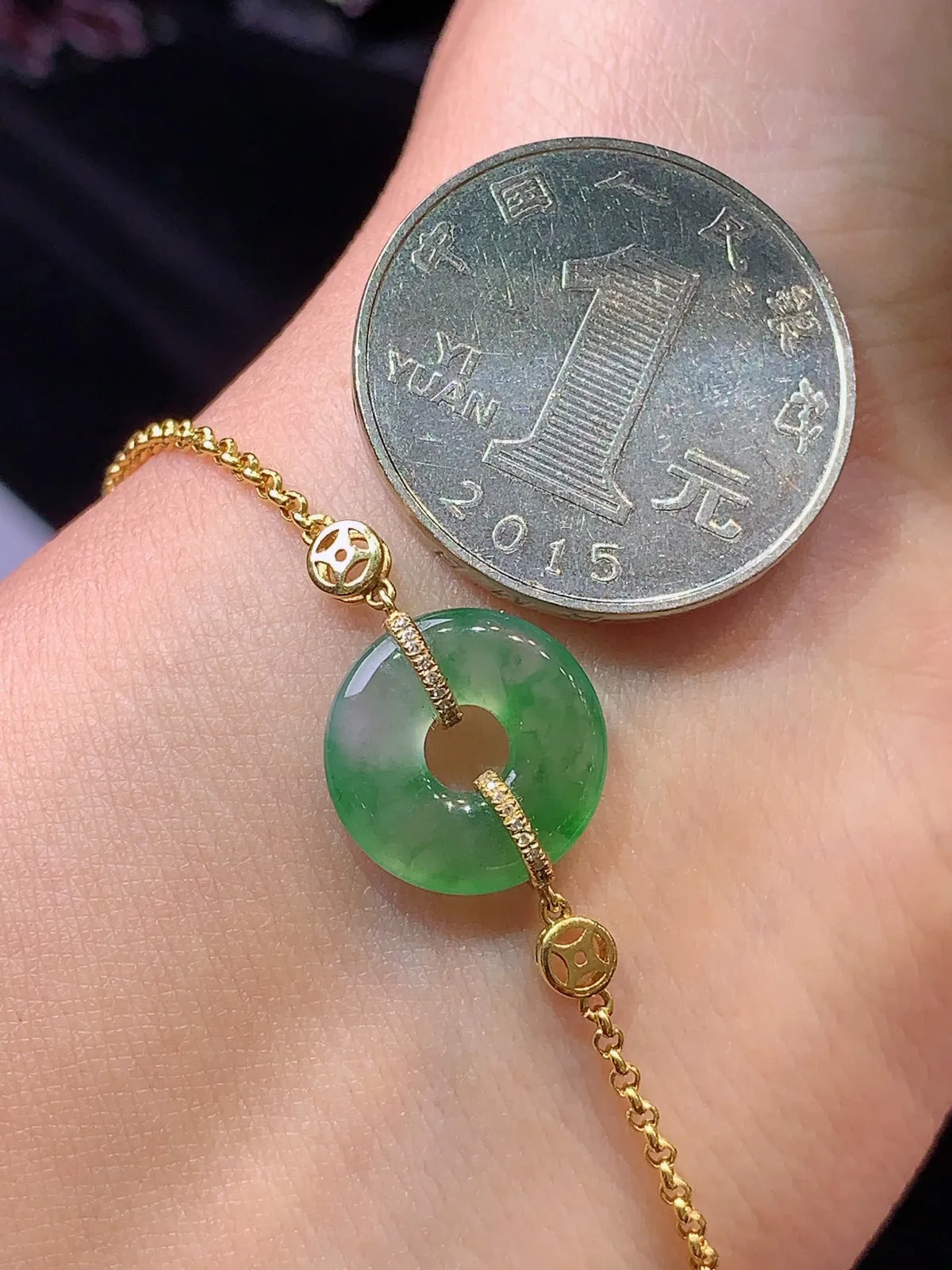 18k金镶嵌飘绿平安扣手链 玉质细腻 色泽艳丽  整体尺寸13.3*3