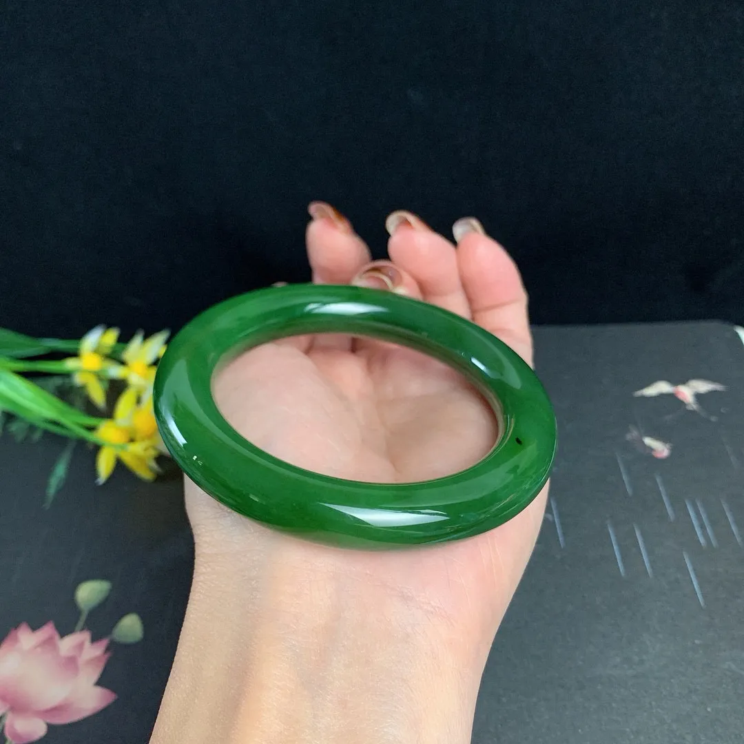 和田玉54.5圈口阳绿色肥圆条碧玉手镯！玉质细腻油润 底色纯净 无裂无杂 脂粉好，品质高