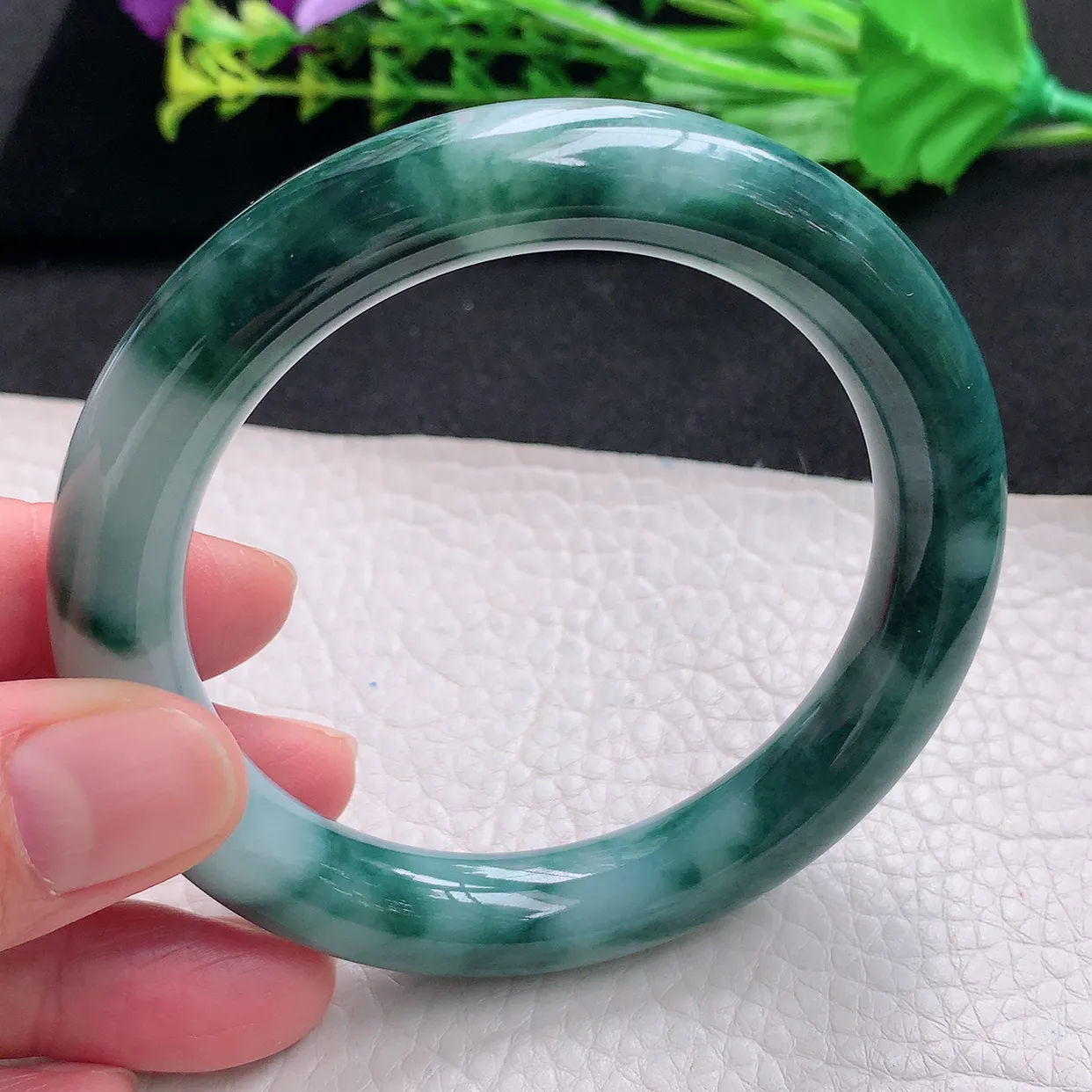 js自然光59*11美人镯 天然缅甸翡翠a货飘花圆条玉手镯 玉手环