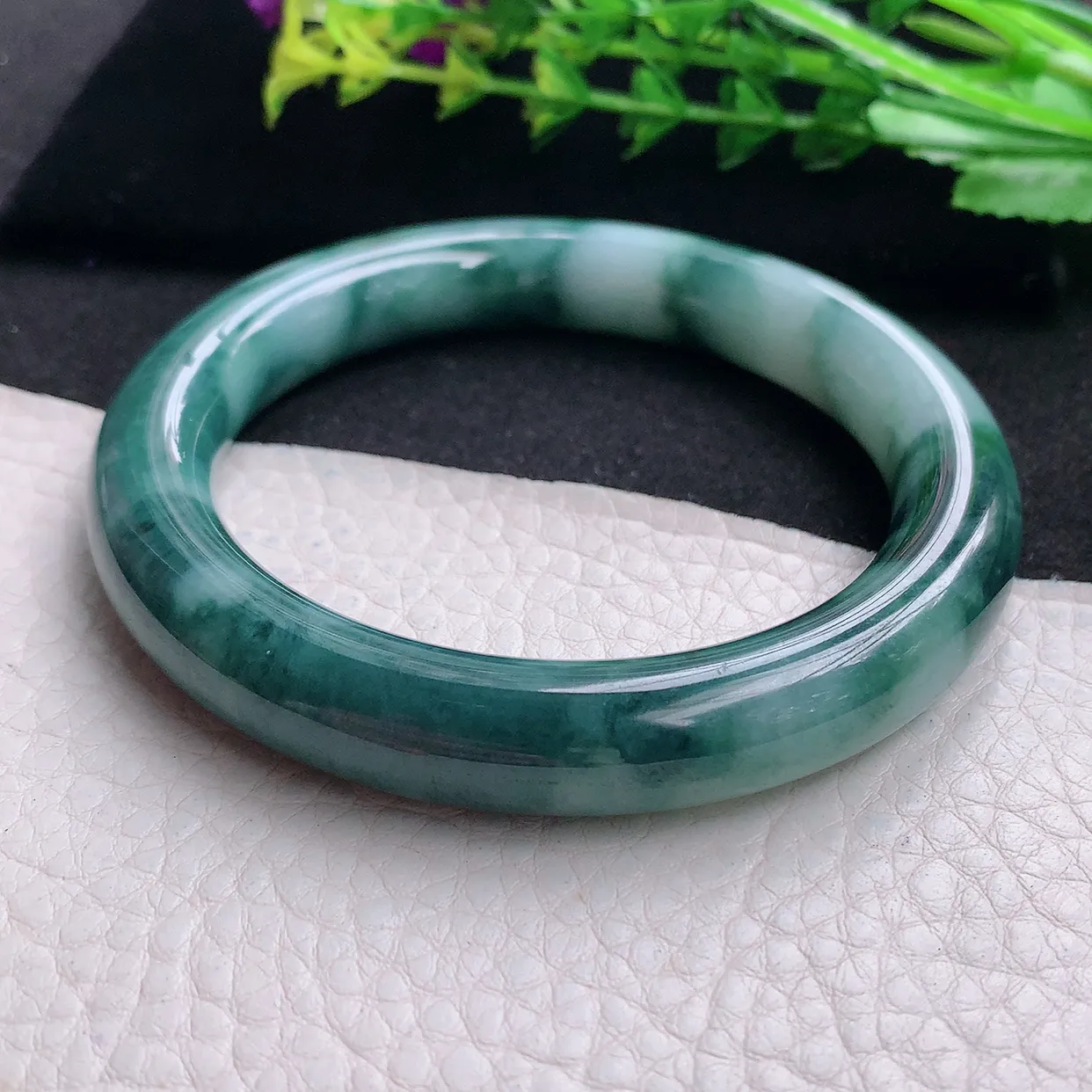 js自然光59*11美人镯 天然缅甸翡翠a货飘花圆条玉手镯 玉手环