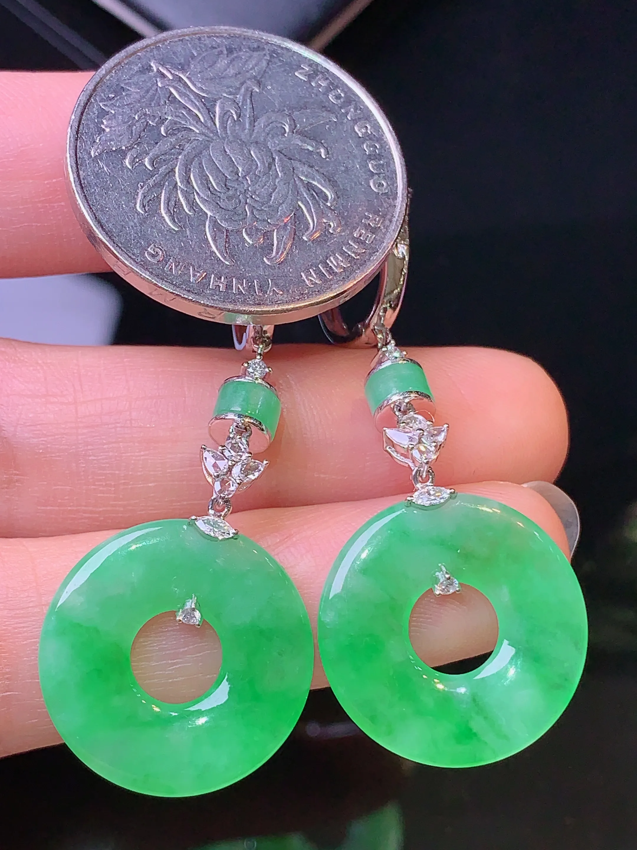 18k金钻镶嵌翠绿平安环耳坠 玉质细腻 色泽艳丽 整体尺寸46.6*18.3*2.5