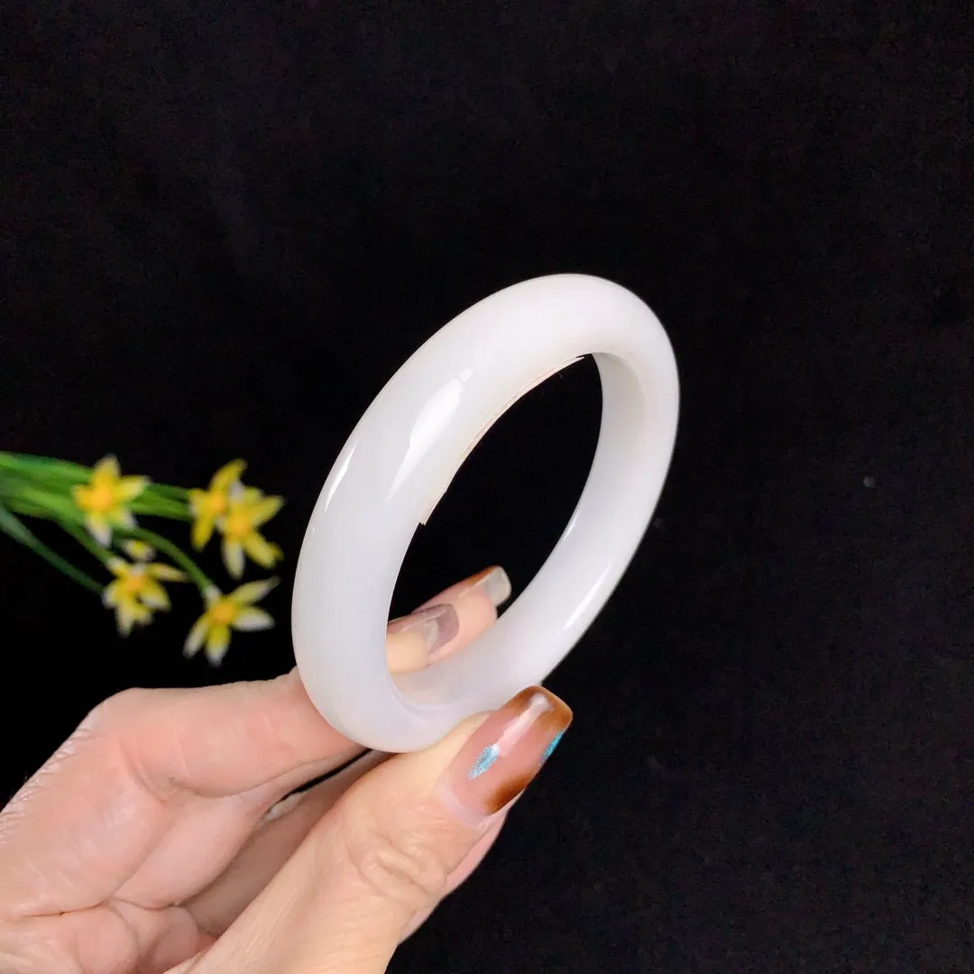 和田玉53.5圈口羊脂白手镯！玉质细腻油润 底色纯净 无裂无杂 脂粉好，品质好！