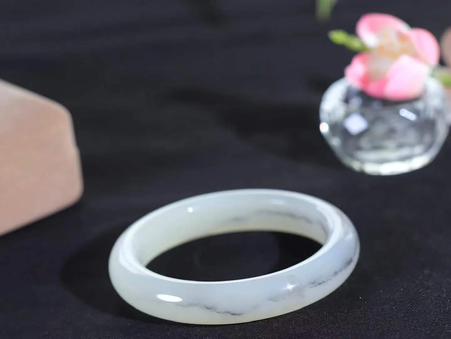 （一见钟情.手镯）

精品和田玉手镯，玉质温和莹润，精光内蕴，手感舒适。整器简约，打磨光洁，让人爱不释手，料美艺精，萦绕于手，尽显高贵之姿。重46.2克 内径52.5mm尺寸11.5-8.5mm   FDA-10110673