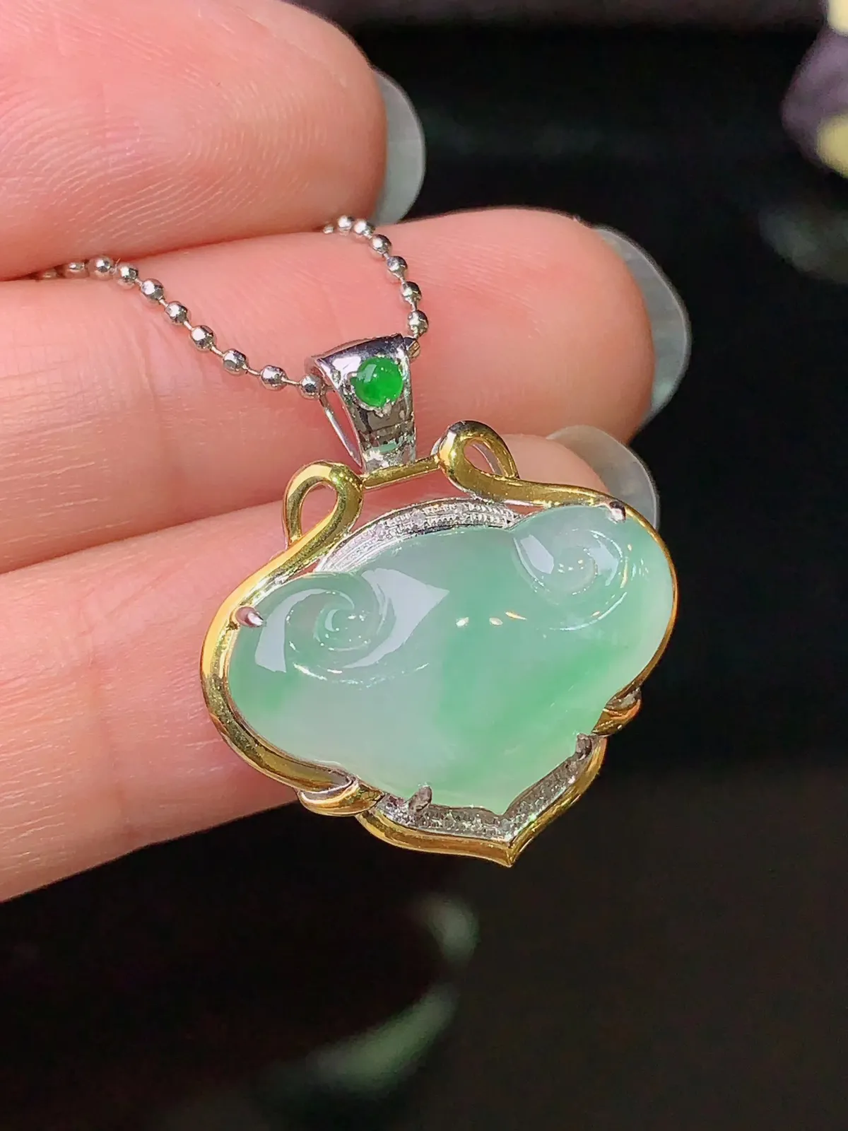 18k金钻镶嵌飘绿如意头吊坠 玉质细腻 色泽艳丽清新 整体尺寸22.6*20.5*6.6