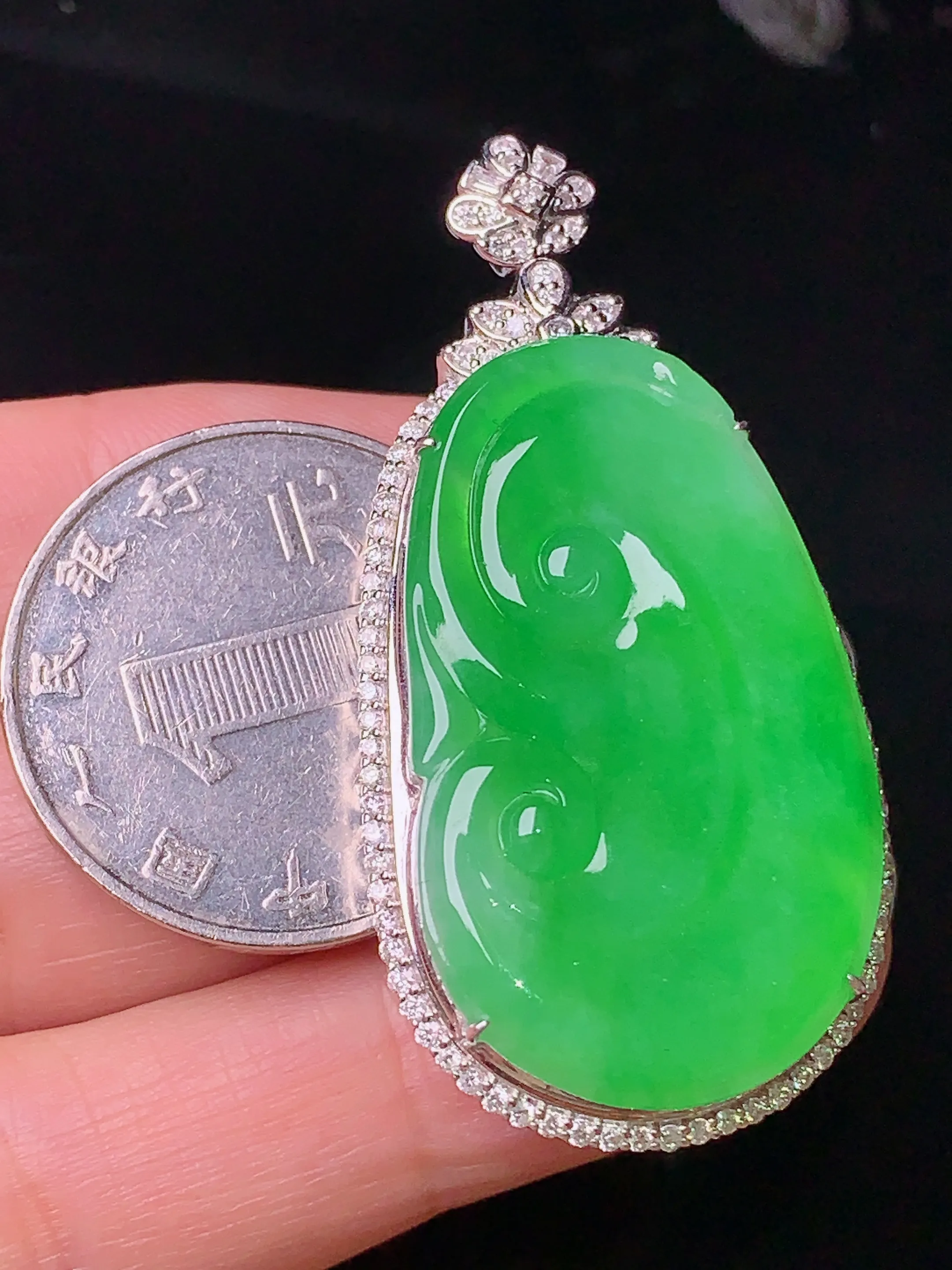 18k金钻镶嵌翠绿如意吊坠 玉质细腻 色泽清新艳丽 整体尺寸47.3*23.3*10.6