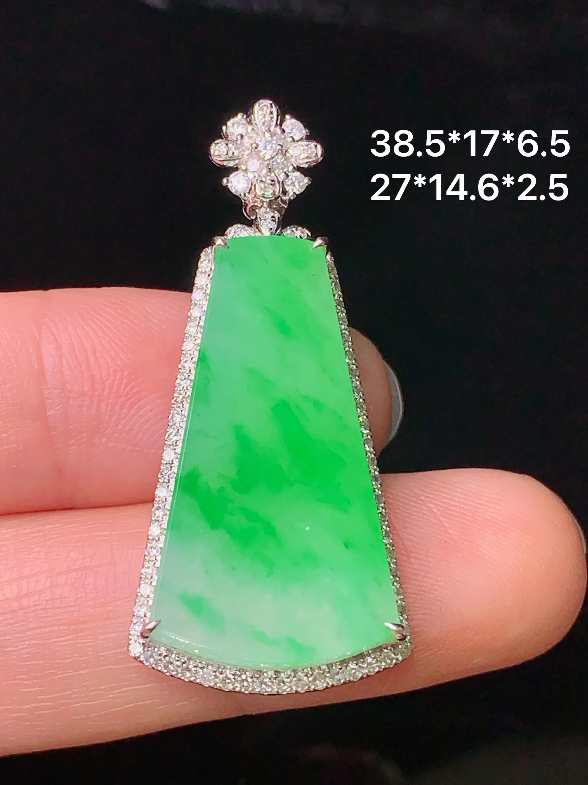 18k金钻镶嵌翠绿无事牌吊坠 玉质细腻 色泽艳丽 整体尺寸38.5*17*6.5