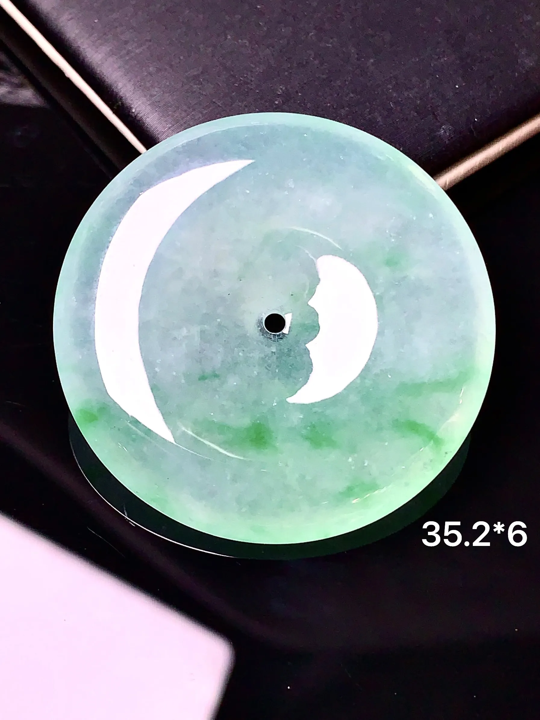 飘绿平安扣吊坠 玉质细腻 色泽艳丽 整体尺寸35.2*6