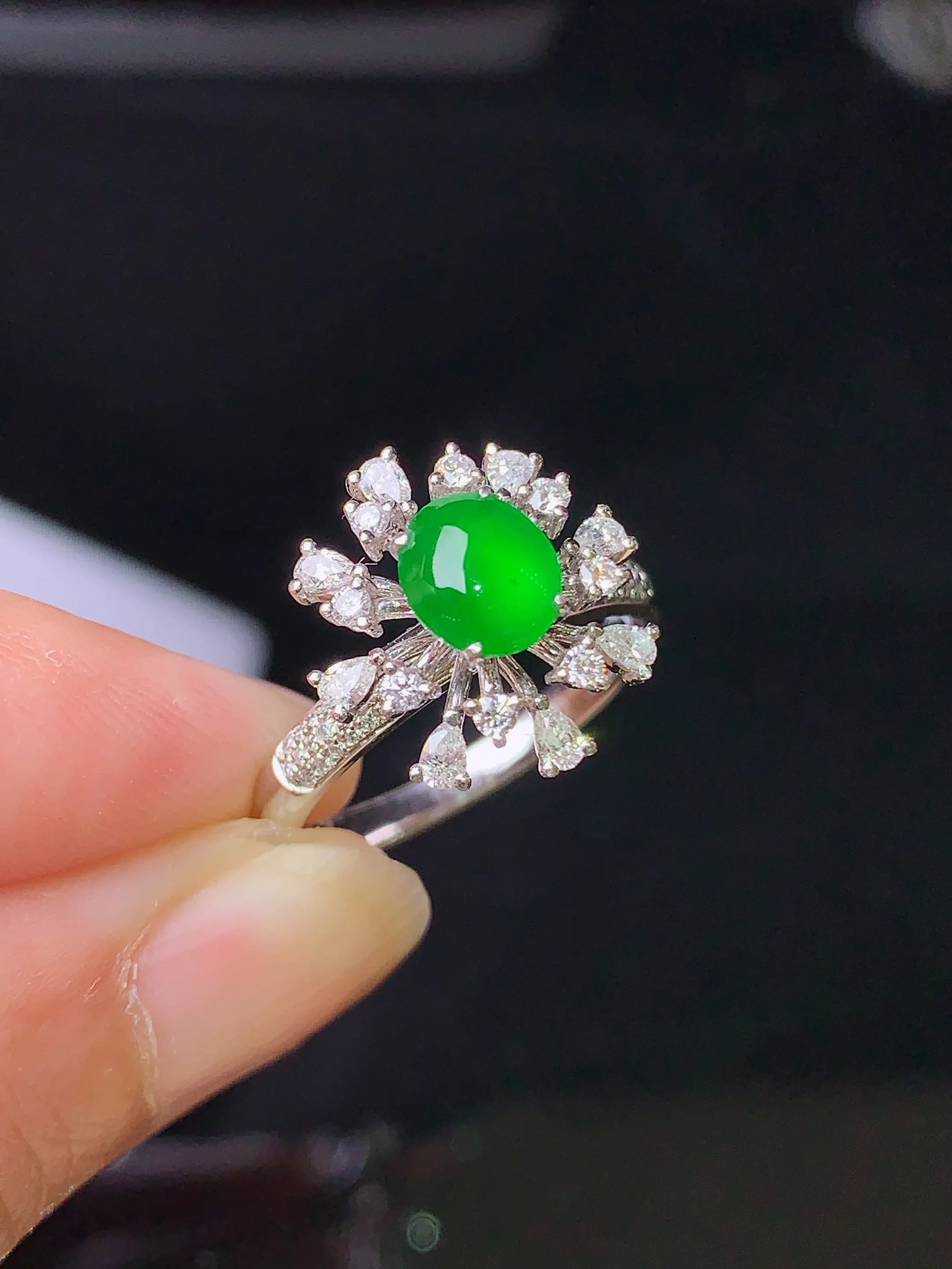 18k金钻镶嵌满绿蛋面戒指 玉质细腻 色泽艳丽 圈口14 整体尺寸14*13.3*8.2