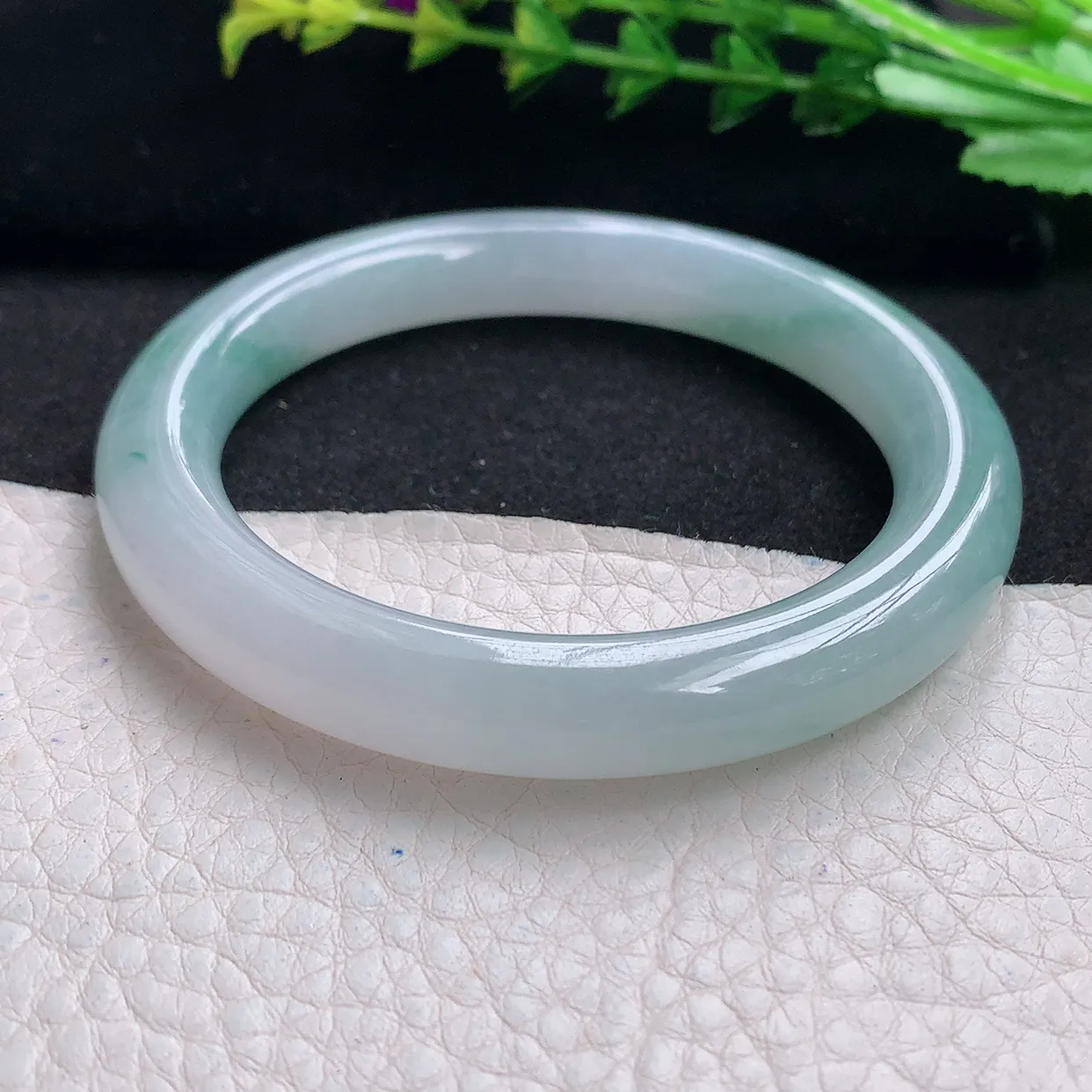 r自然光54.5*9.6美人镯 天然缅甸翡翠a货冰飘花圆条玉手镯 玉手环