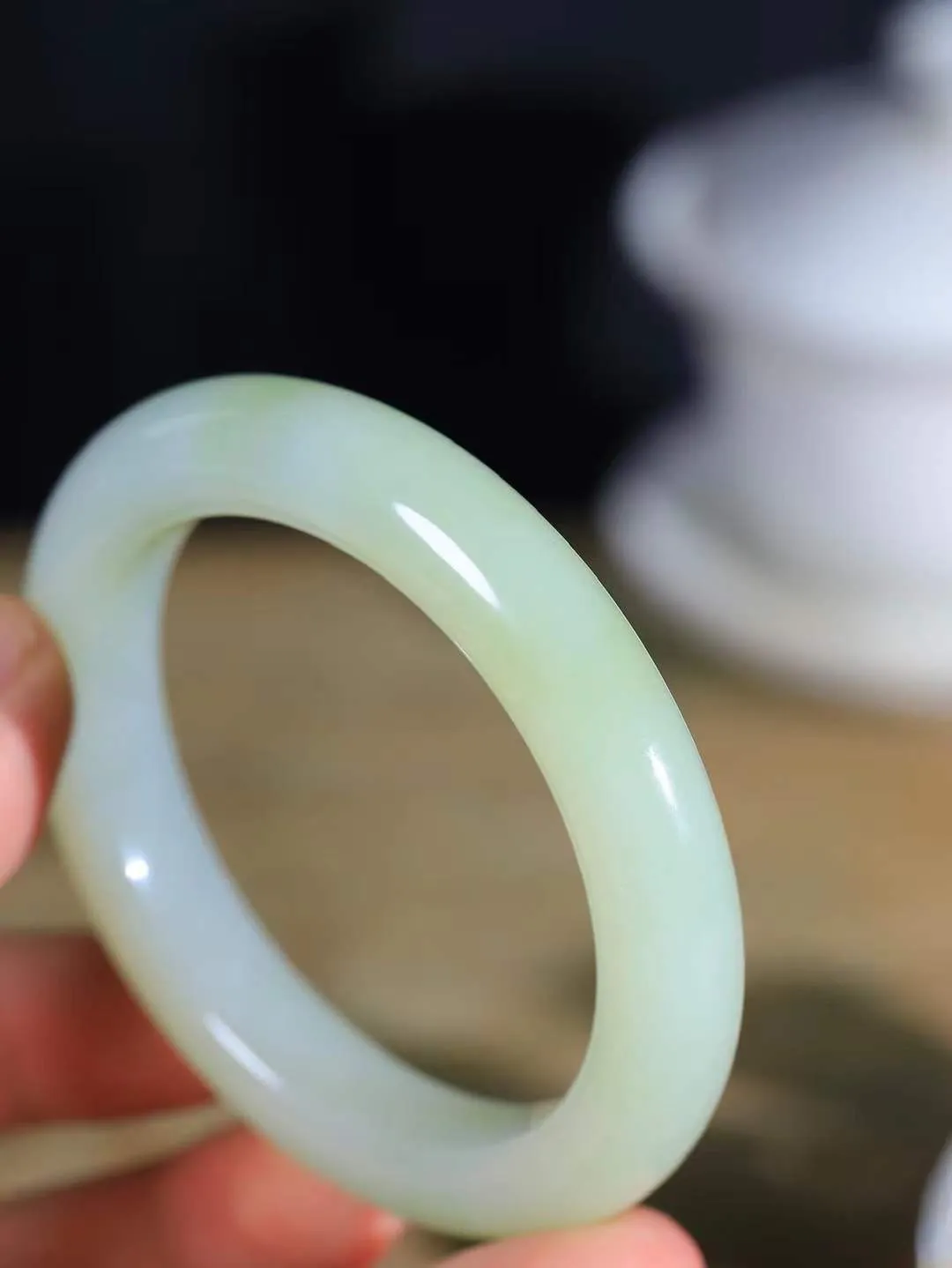 【花样年华·手镯】

精品️和田玉手镯，质地油润细腻，色泽高贵典雅，镯型古朴典雅。在诗情画意的雨巷相遇，你是我腕间的一抹风情，有你眸有深情，清风荡漾湖间静水，我愿俯身低眉，在烟波涟漪处，寻你深情倩影。重56克  尺寸54.5-11.5-9.8mm   75110654A