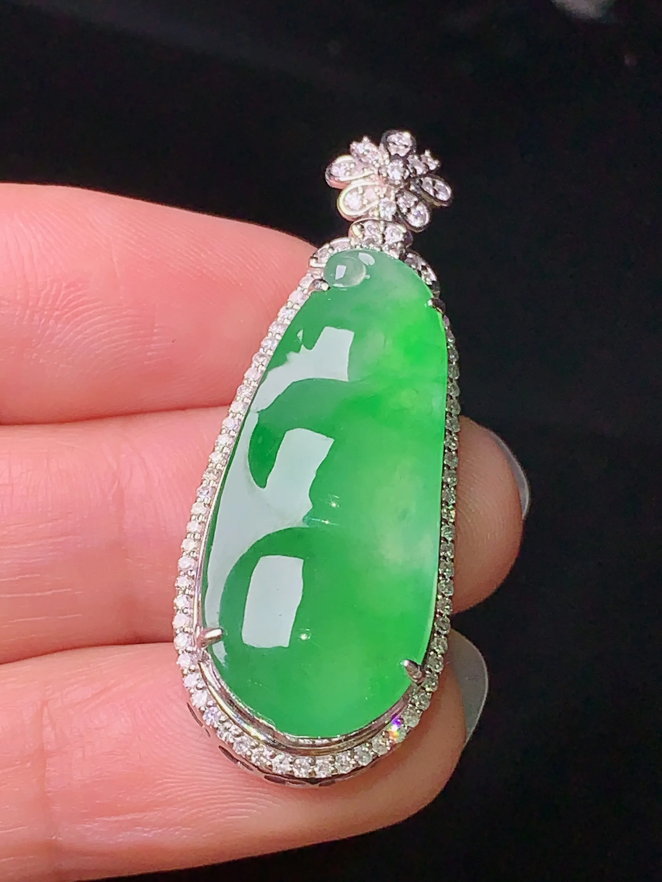 18k金钻镶嵌翠绿四季豆吊坠 玉质细腻 色泽清新艳丽 整体尺寸41.2*15.5*9