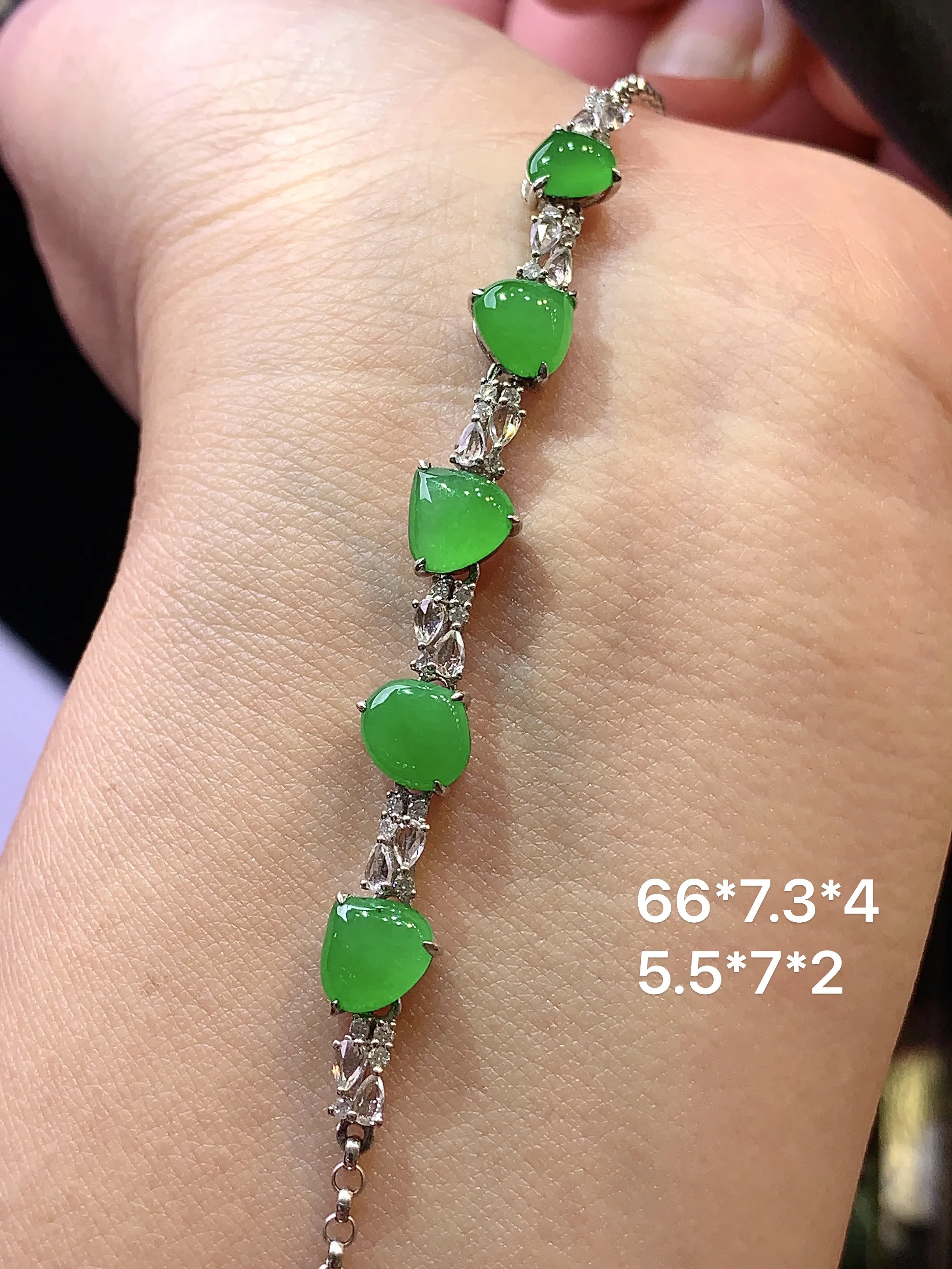 18k金钻镶嵌满绿心形手链 玉质细腻 色泽艳丽 整体尺寸66*7.3*4