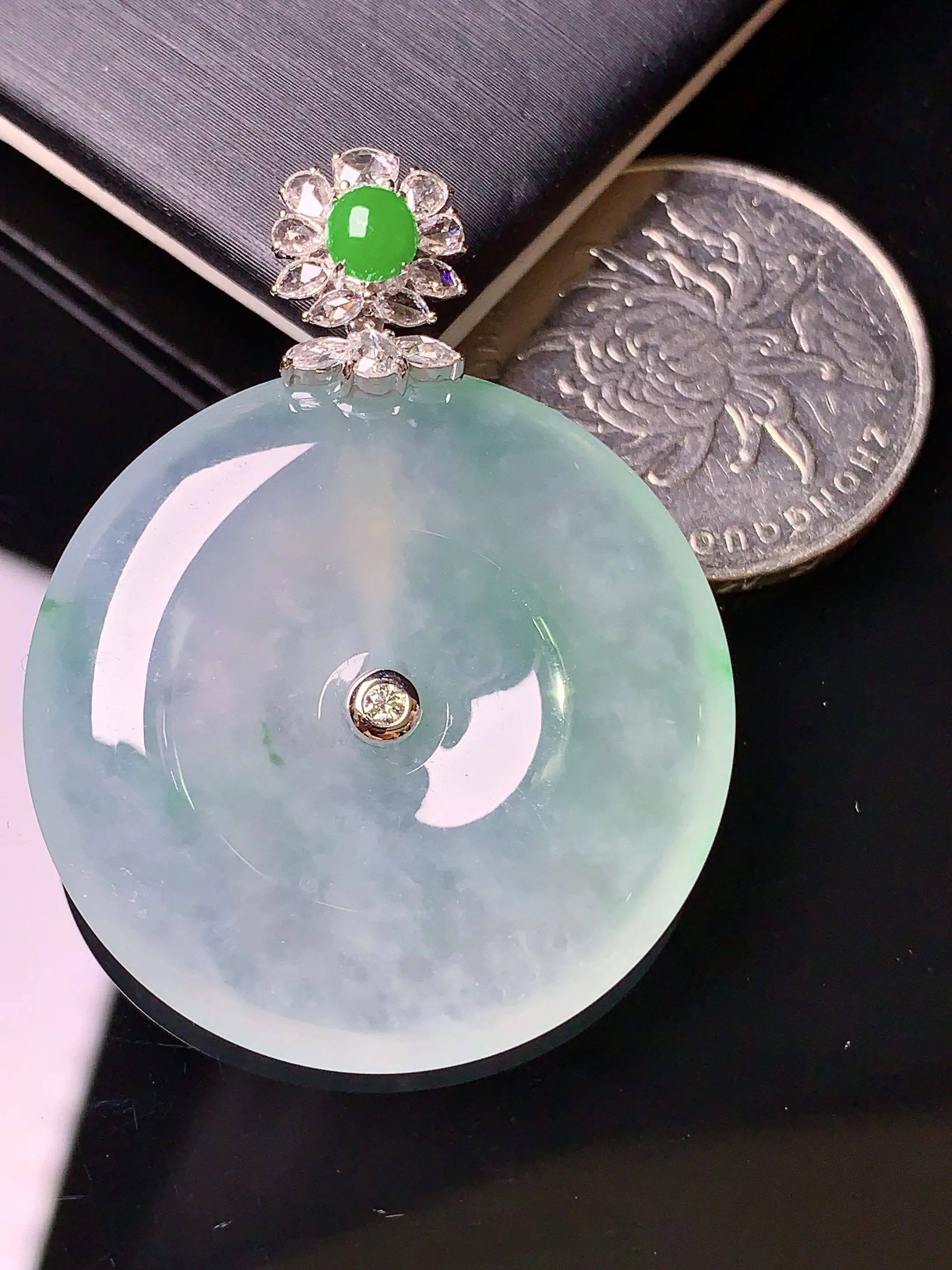 翡翠冰糯种飘绿平安扣