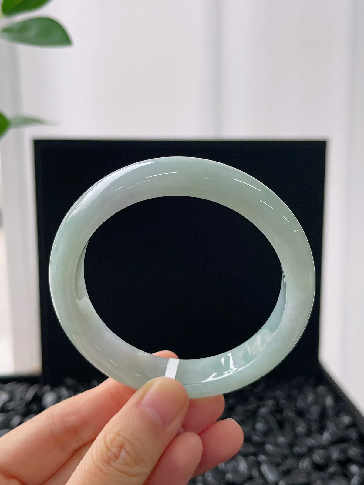 正圈57圈口，翡翠糯化种飘绿手镯