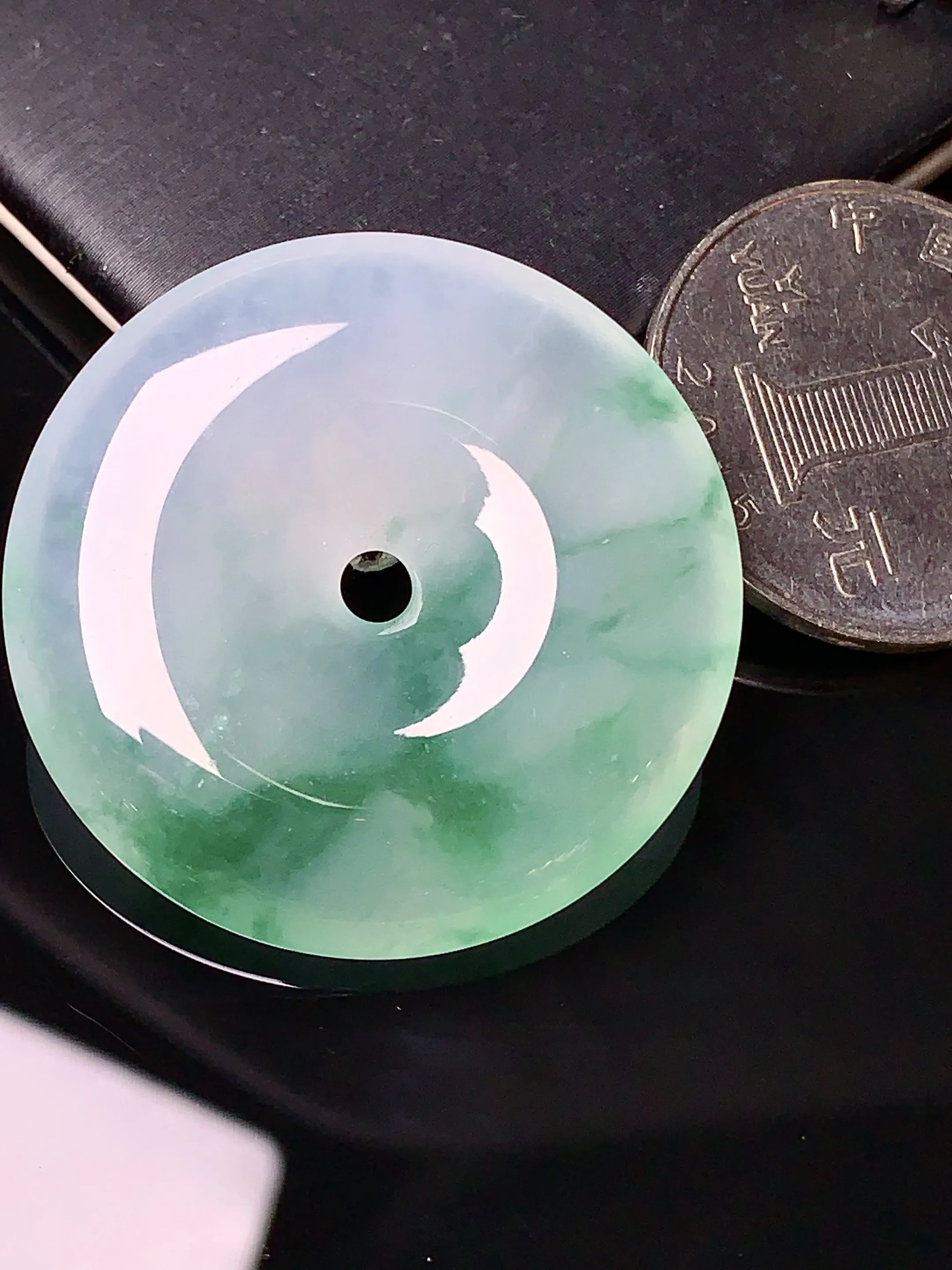 冰种飘绿平安扣吊坠 玉质细腻 色泽艳丽 整体尺寸34.6*6.8