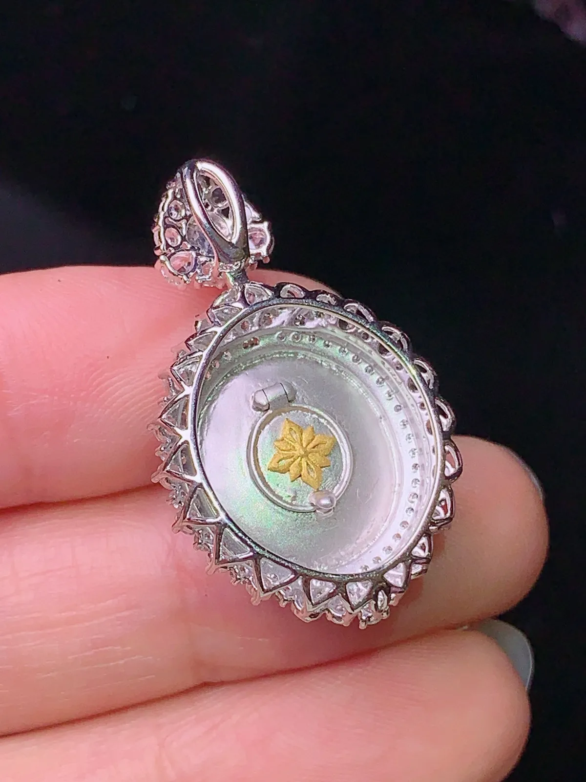 18k金钻镶嵌翠绿蛋面吊坠 玉质细腻 色泽清新艳丽 整体尺寸29.8*18.6*12