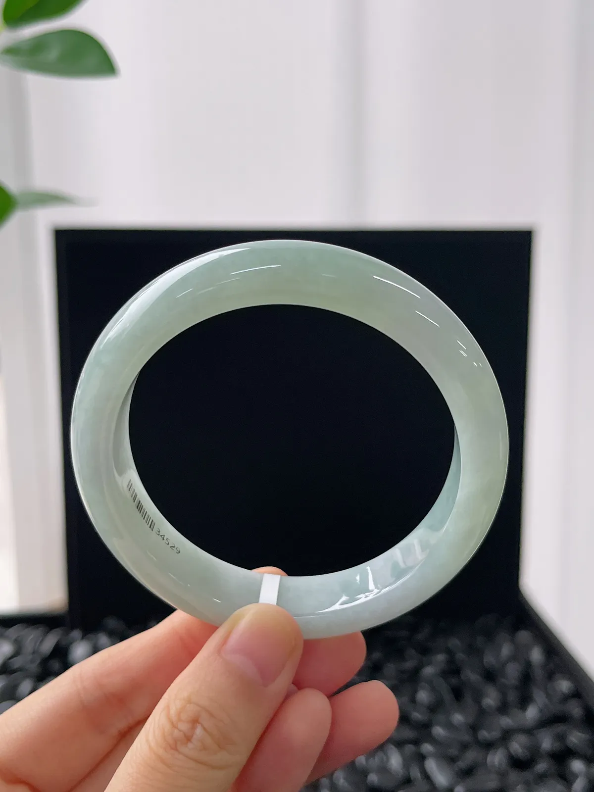 正圈57圈口，翡翠糯化种飘绿手镯