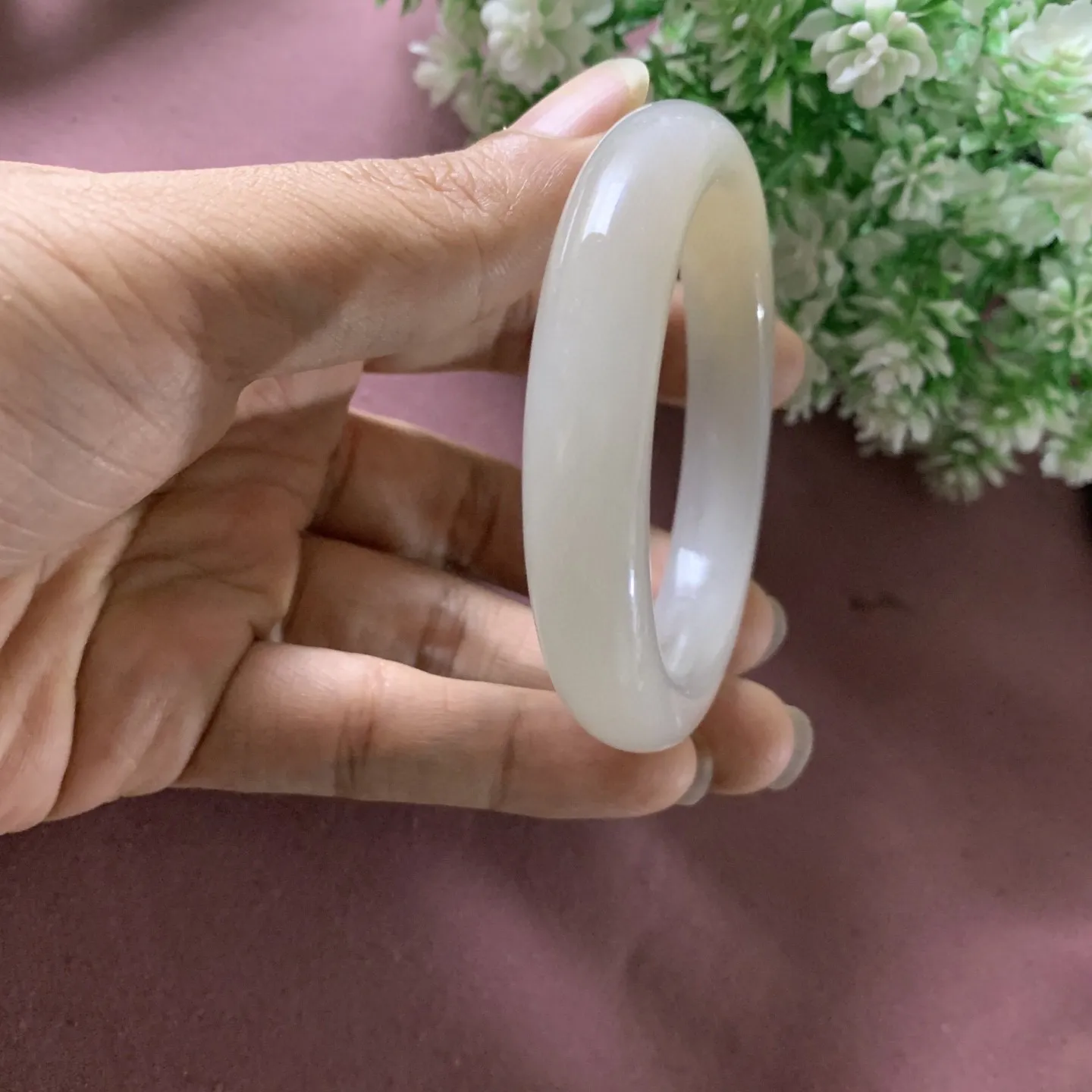 和田玉54.3圈口藕粉色手镯，精品白加藕粉，玉质细腻油润，密度紧凑，琢型圆润，高脂粉，品相大，佩戴端