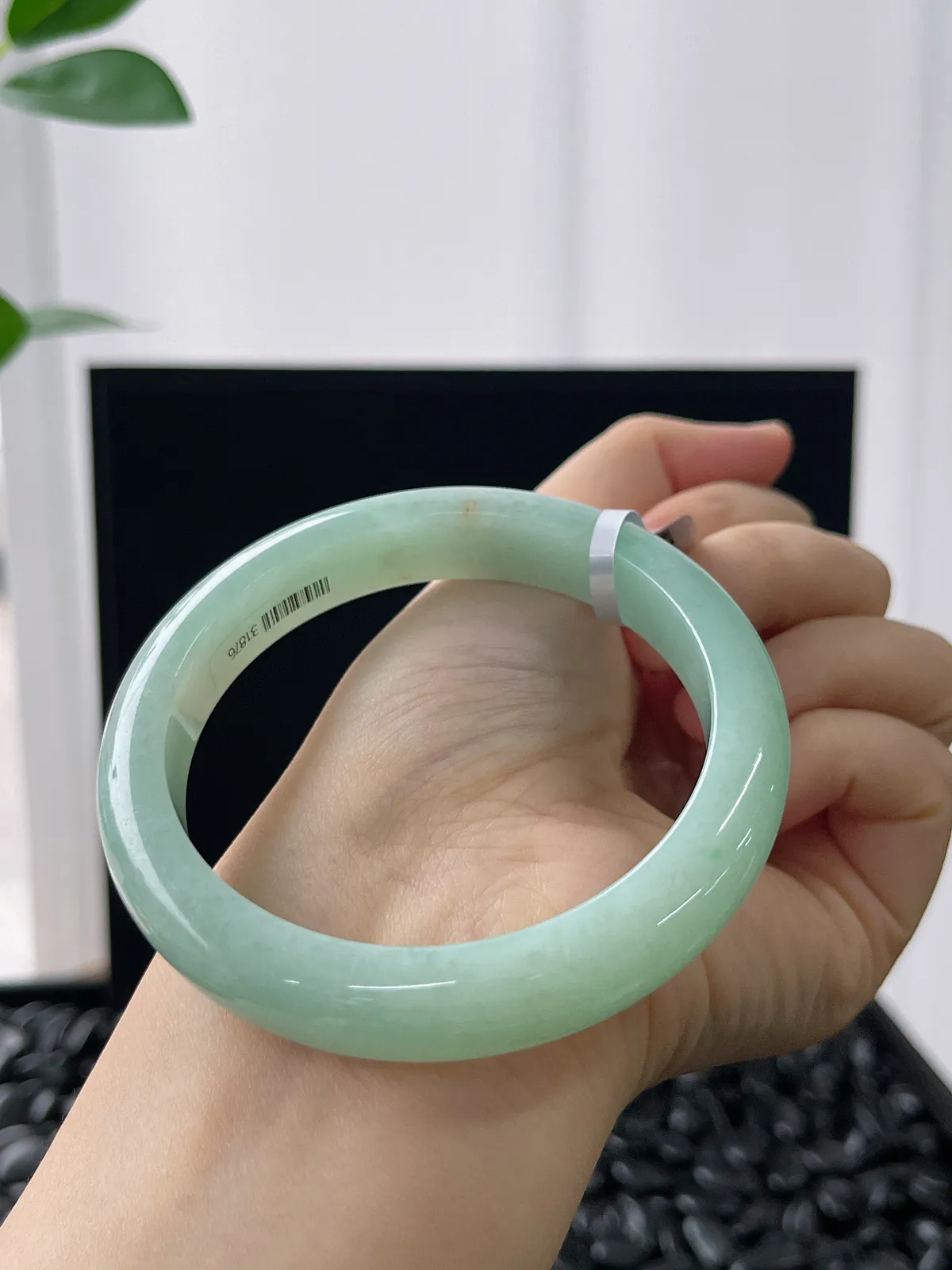 正圈59.6圈口，翡翠糯化种淡绿色手镯