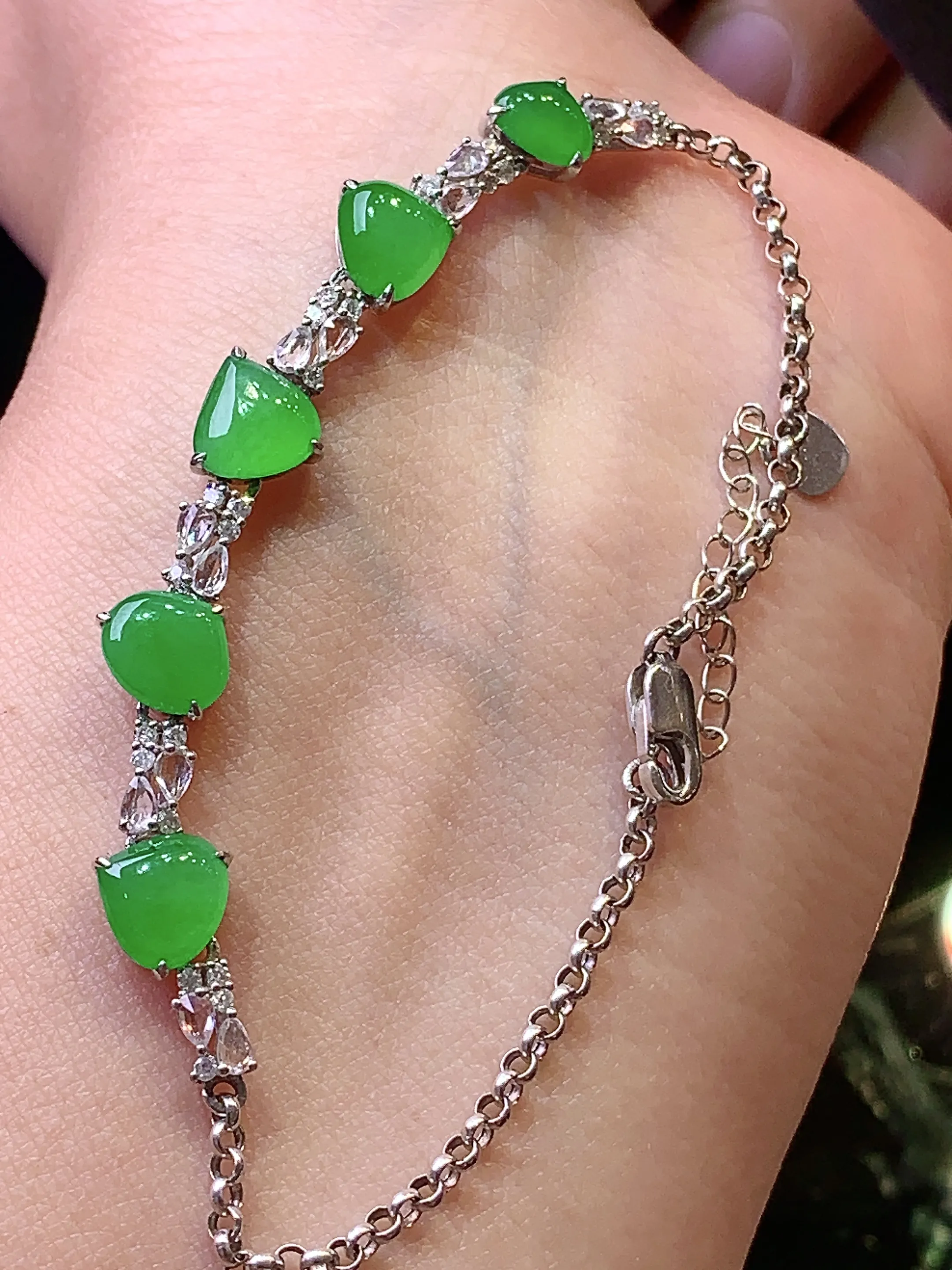 18k金钻镶嵌满绿心形手链 玉质细腻 色泽艳丽 整体尺寸66*7.3*4