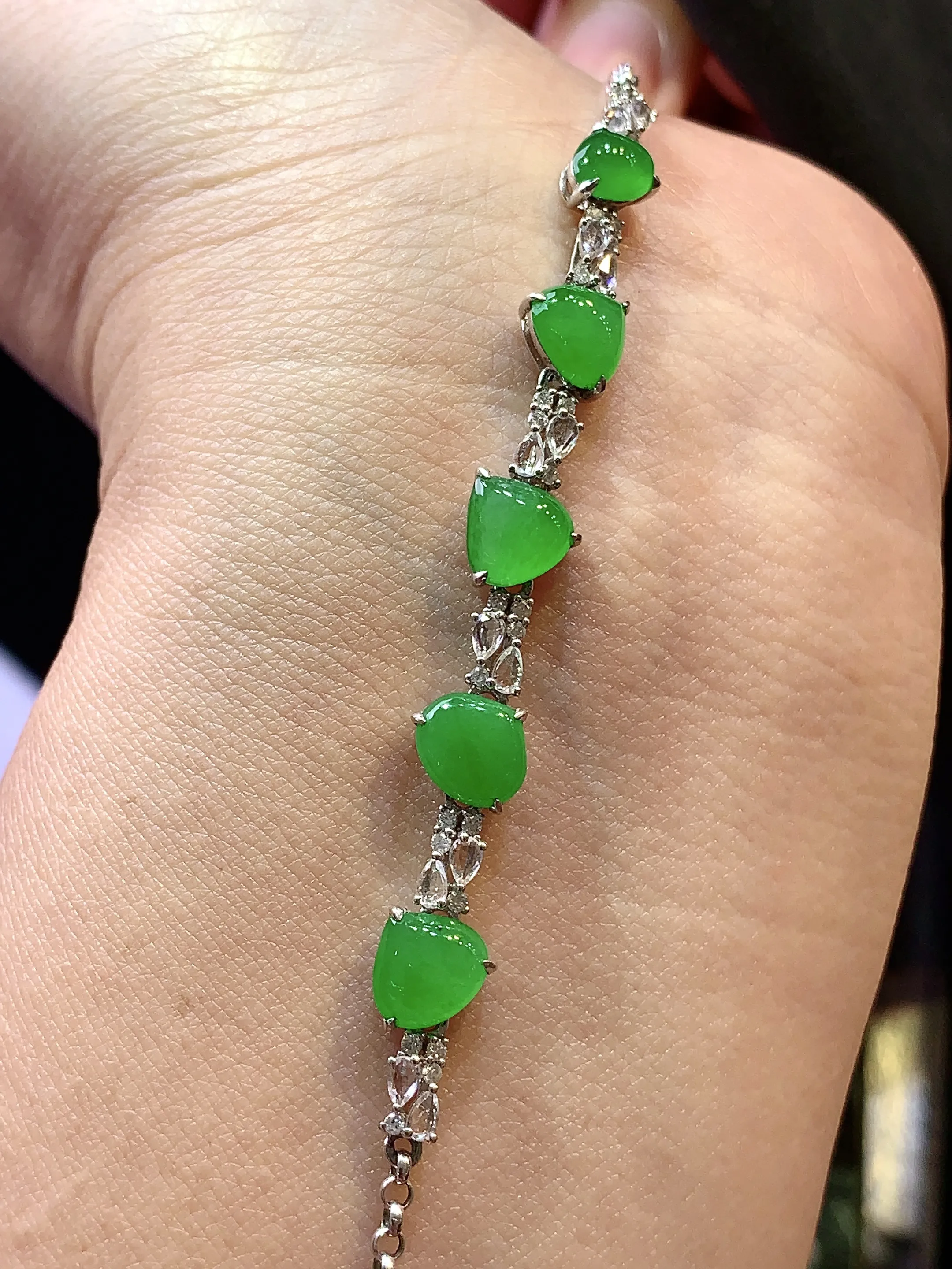 18k金钻镶嵌满绿心形手链 玉质细腻 色泽艳丽 整体尺寸66*7.3*4