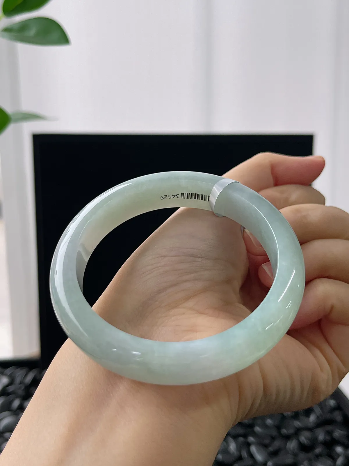 正圈57圈口，翡翠糯化种飘绿手镯