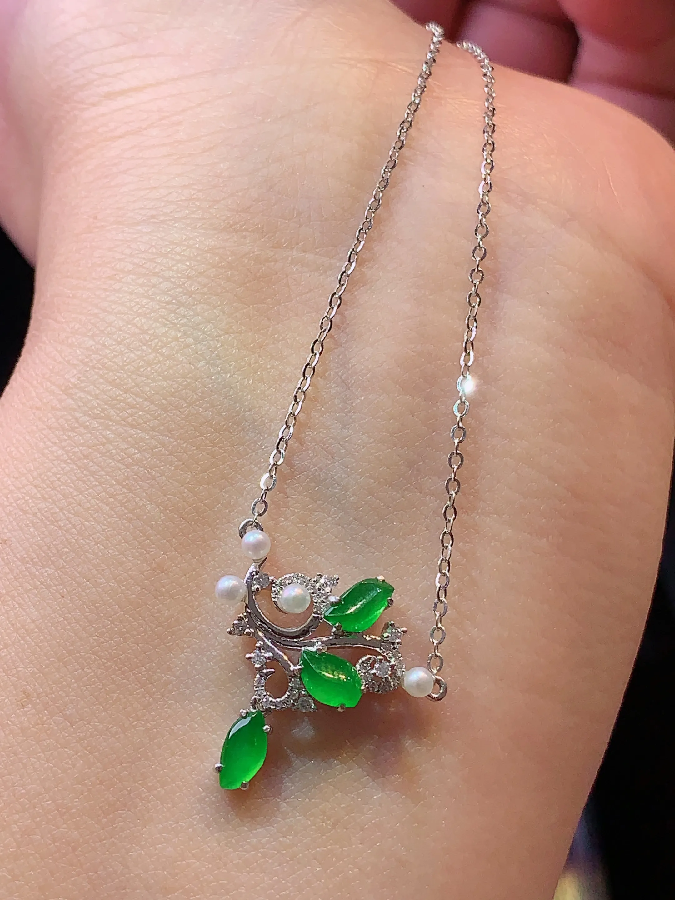 18k金钻镶嵌满绿随形项链 玉质细腻 色泽艳丽 整体尺寸18.2*19*4.5