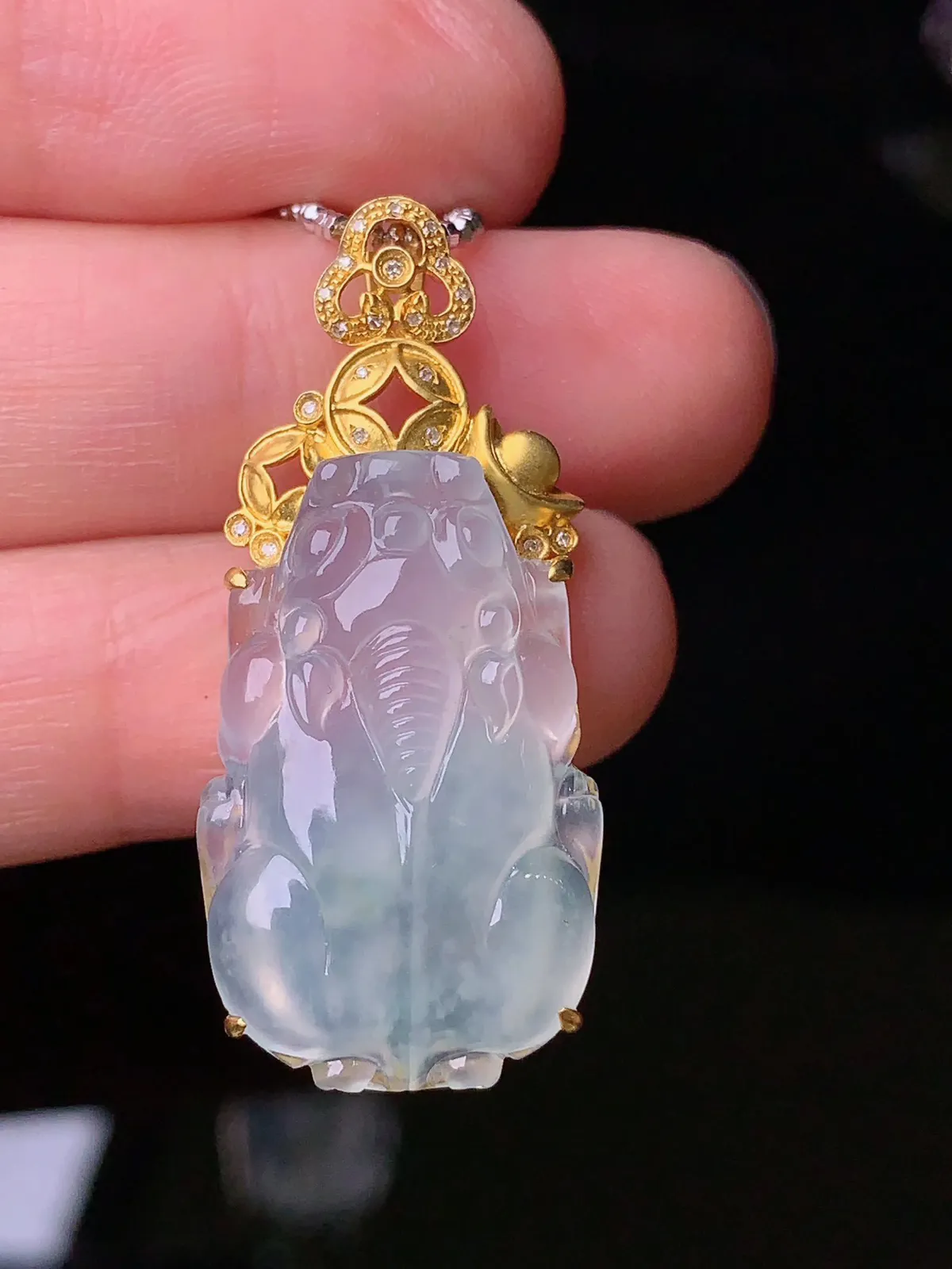 18k金钻镶嵌冰种貔貅吊坠 玉质细腻 色泽清新艳丽 整体尺寸36*15.8*7.2