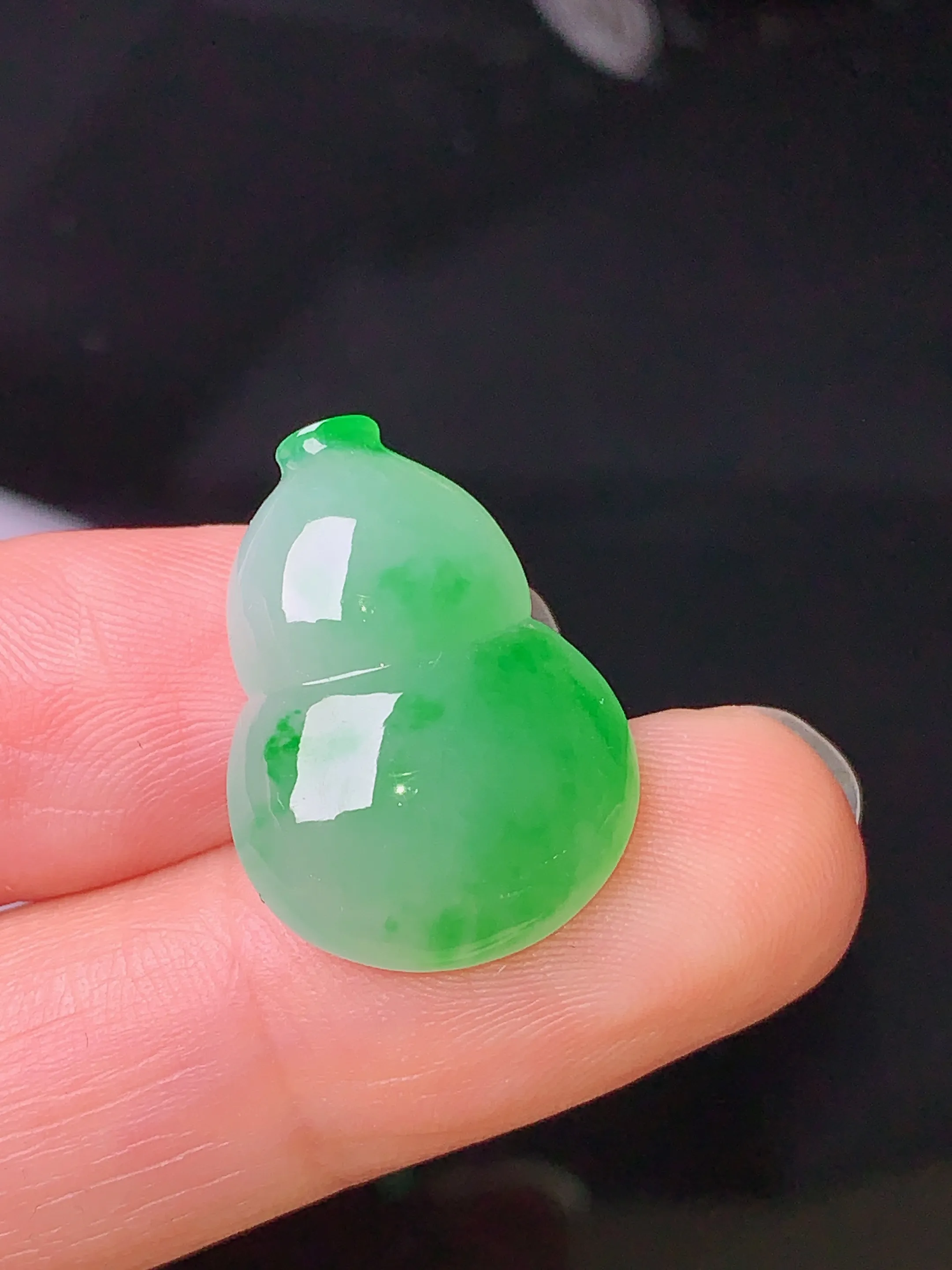 镶嵌款 翠绿葫芦吊坠 玉质细腻 色泽清新艳丽 整体尺寸21.3*15.5*6.2