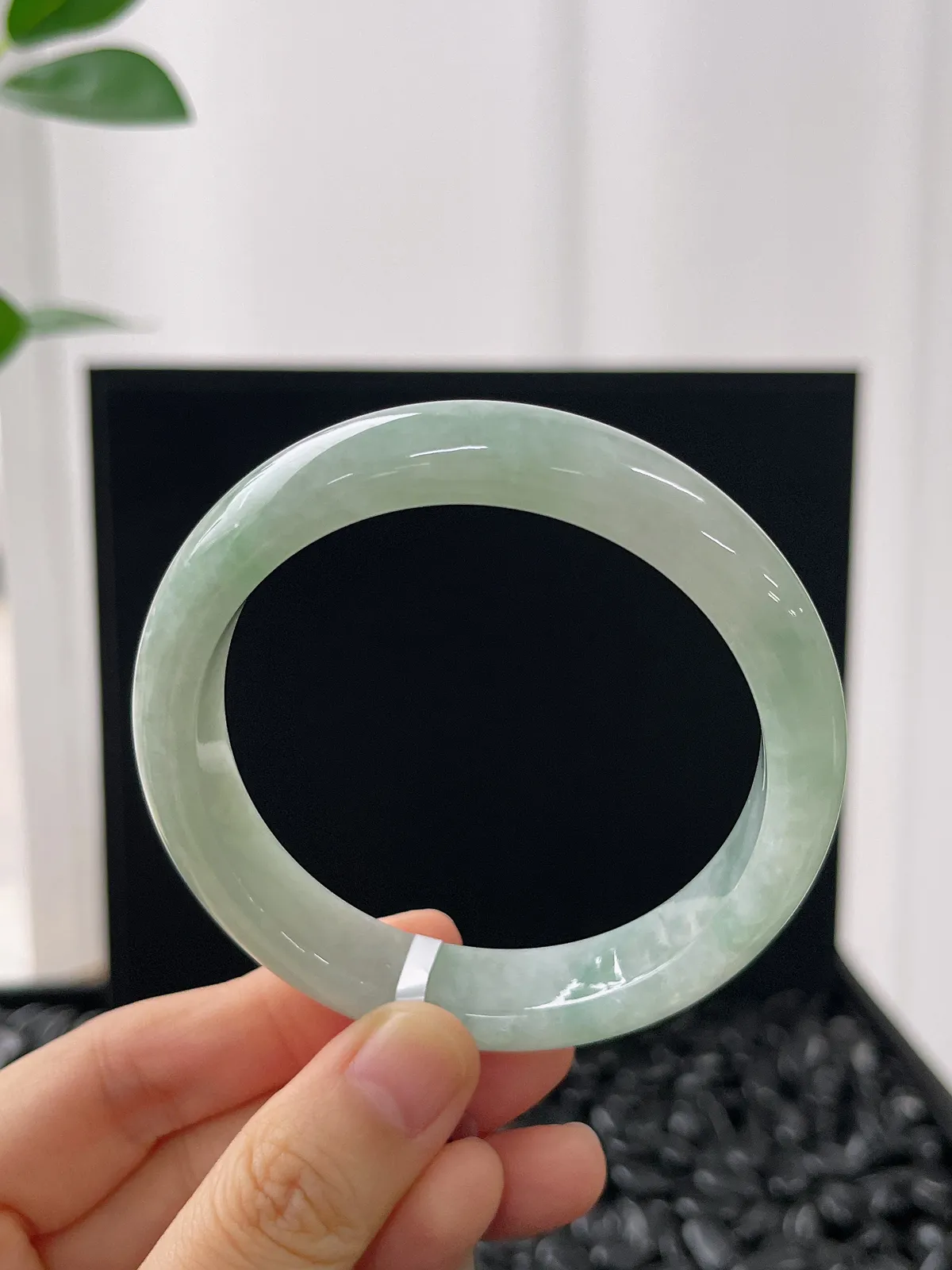 正圈56.8圈口，翡翠糯化种浅绿色手镯