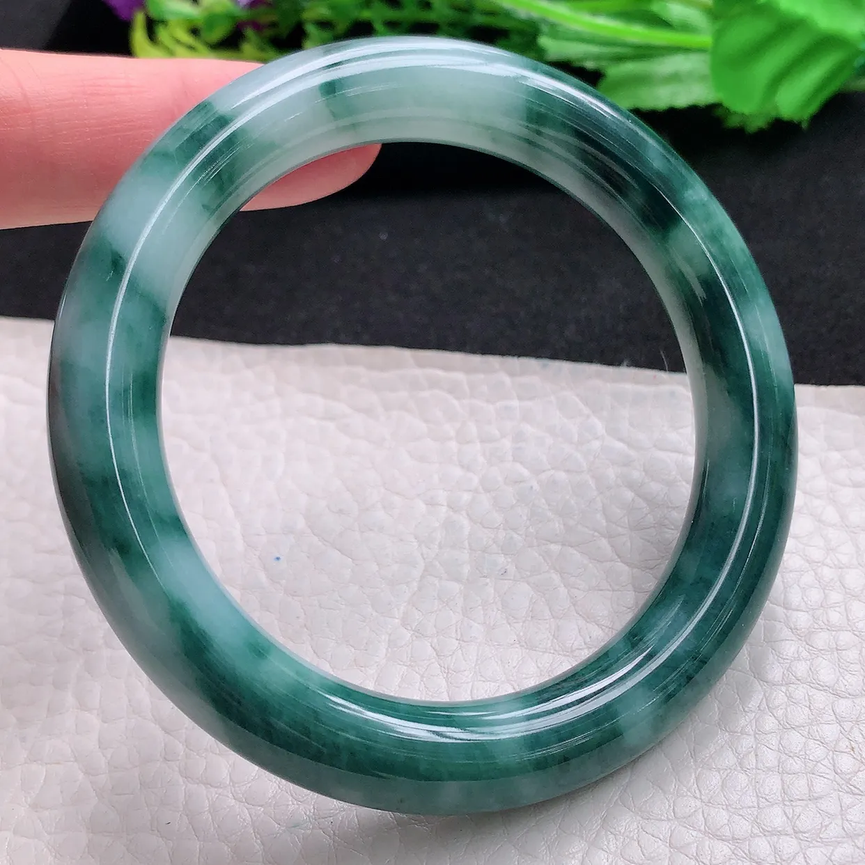 js自然光59*11美人镯 天然缅甸翡翠a货飘花圆条玉手镯 玉手环