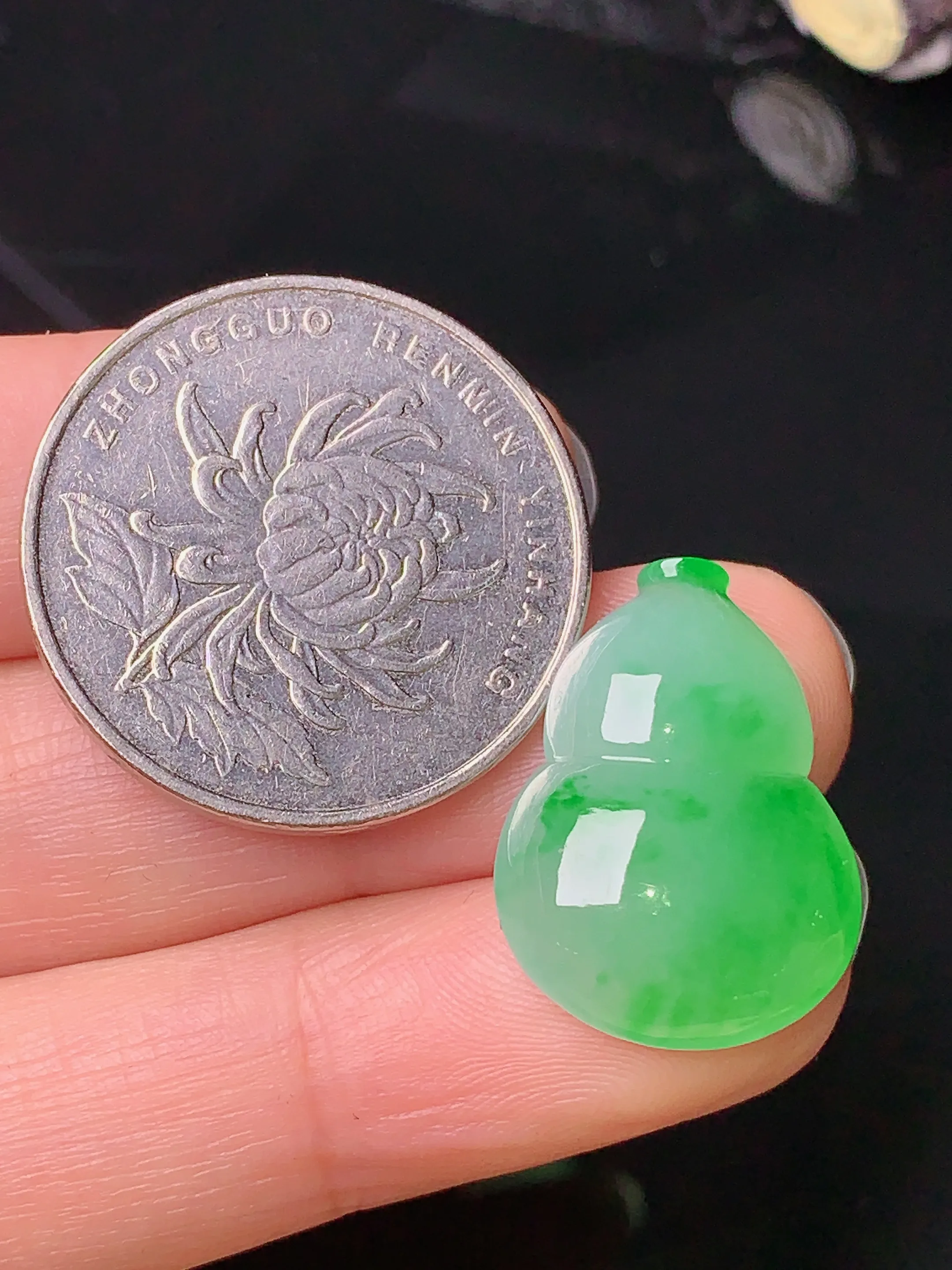 镶嵌款 翠绿葫芦吊坠 玉质细腻 色泽清新艳丽 整体尺寸21.3*15.5*6.2