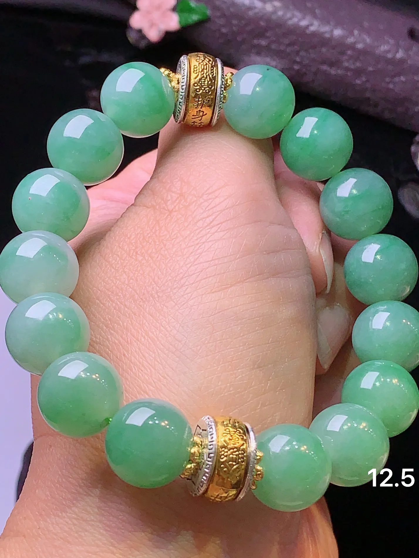飘绿圆珠手链 玉质细腻 色泽艳丽 整体尺寸12.5