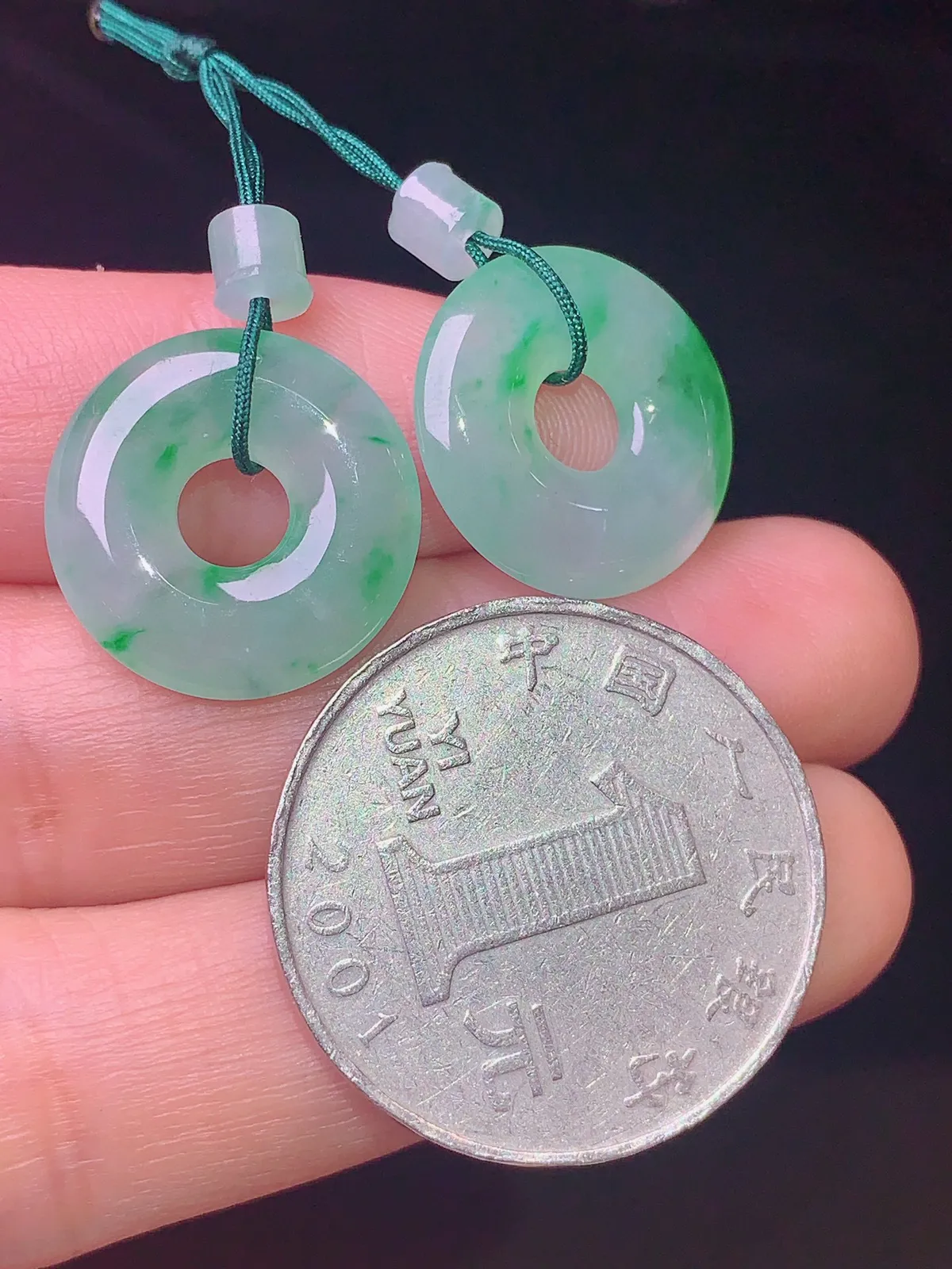 飘绿平安环一对 玉质细腻 水润亮眼  整体尺寸16.5*3.5