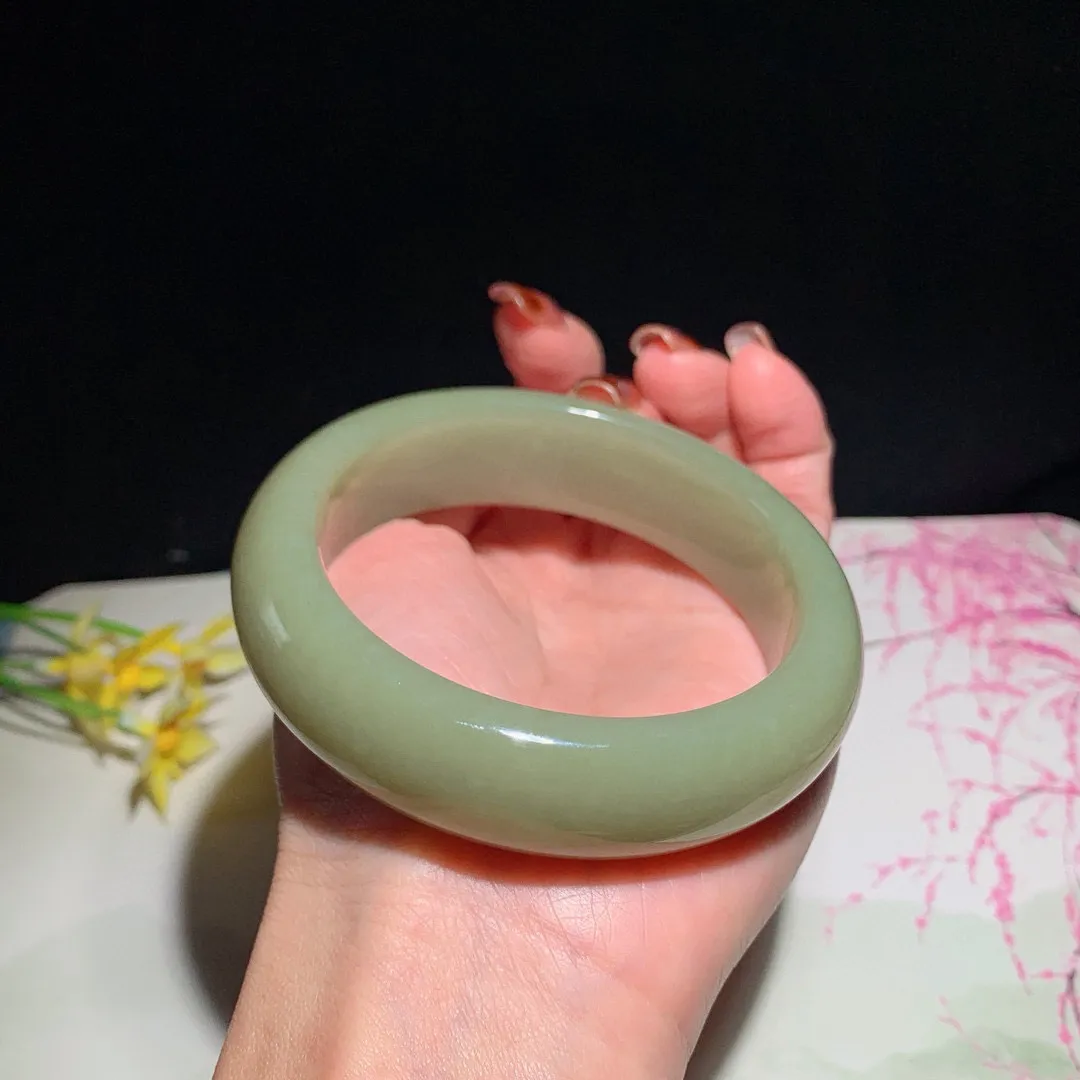 和田玉60.5圈口黄口料宽版手镯！玉质细腻油润 底色纯净 无裂无杂 脂粉好，品质高。