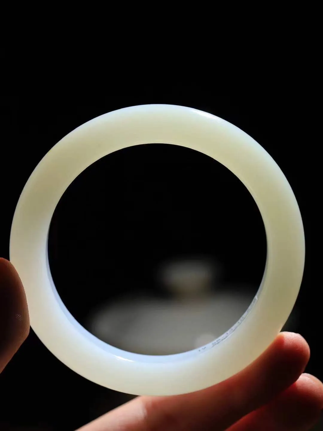 [温润如玉.手镯]

收藏级臻品和田玉糖白玉手镯。玉质温润细腻 油性十足 手感舒适，高华雅逸，线条流畅，简约大气，美自天成，素雅高贵。佩戴于腕间，婉约之美，举手投足间透出那份低调奢华。重67克 内径58mm尺寸13-10mm FDA-12110600