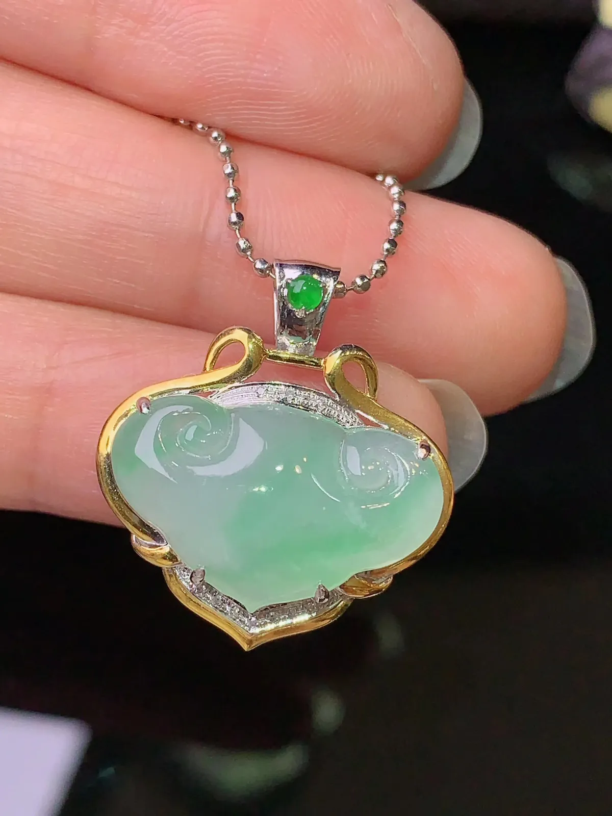 18k金钻镶嵌飘绿如意头吊坠 玉质细腻 色泽艳丽清新 整体尺寸22.6*20.5*6.6