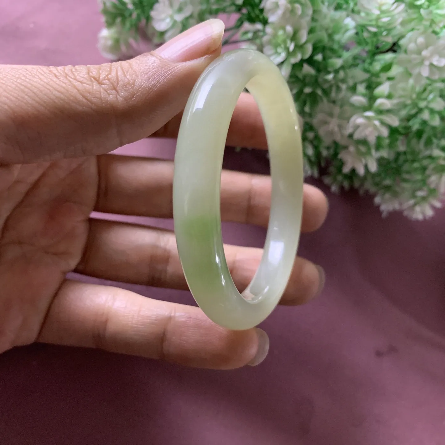 和田玉55圈口翠青手镯，玉质细腻油润 底色纯净，脂粉好，品质高