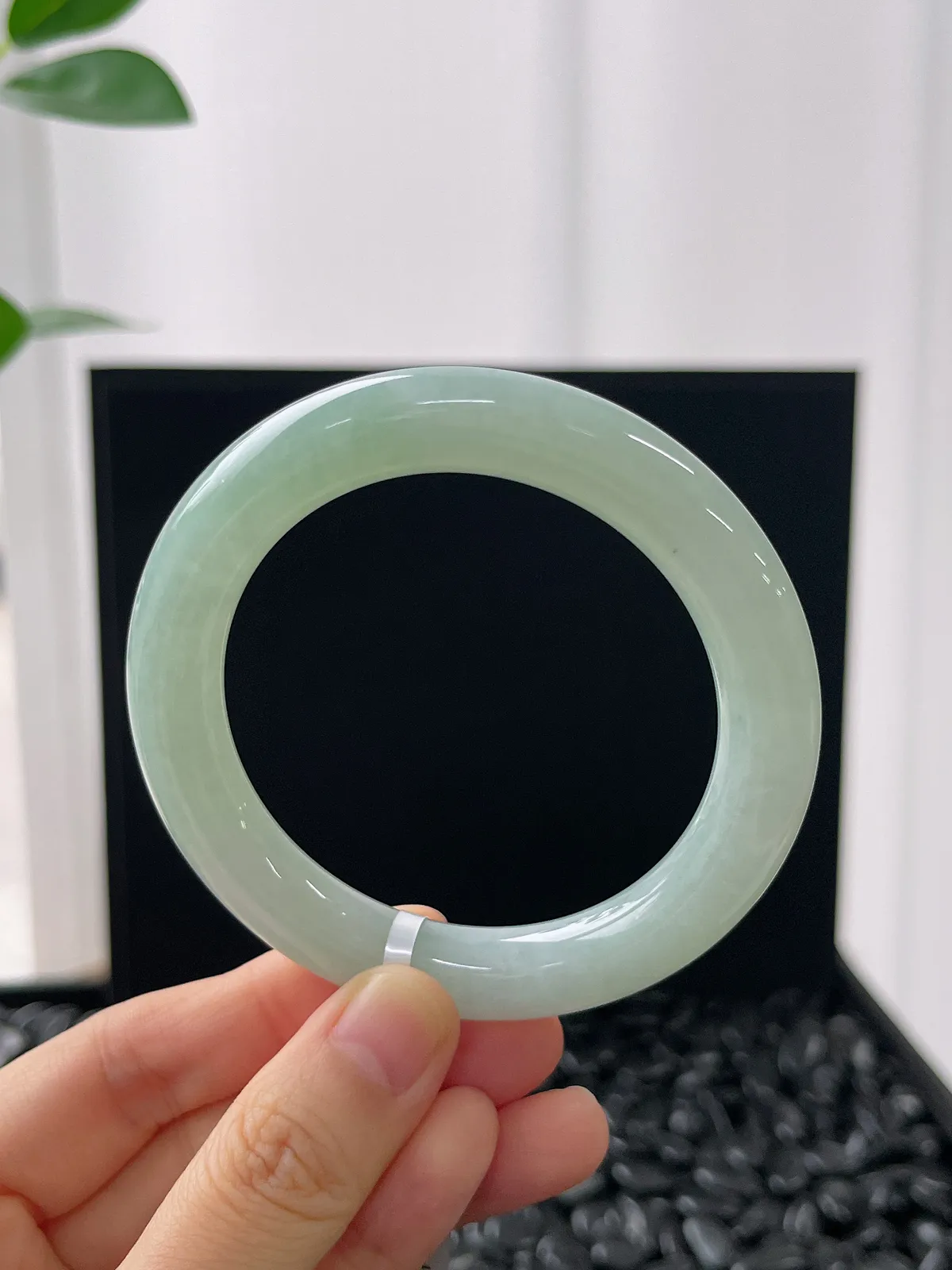 圆镯54圈口，翡翠冰糯种浅绿色手镯