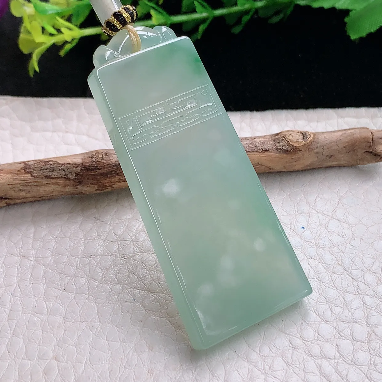 yl自然光57.8*24.3*5.5天然缅甸翡翠a货精雕冰晴秀气无事牌玉吊坠 玉挂件