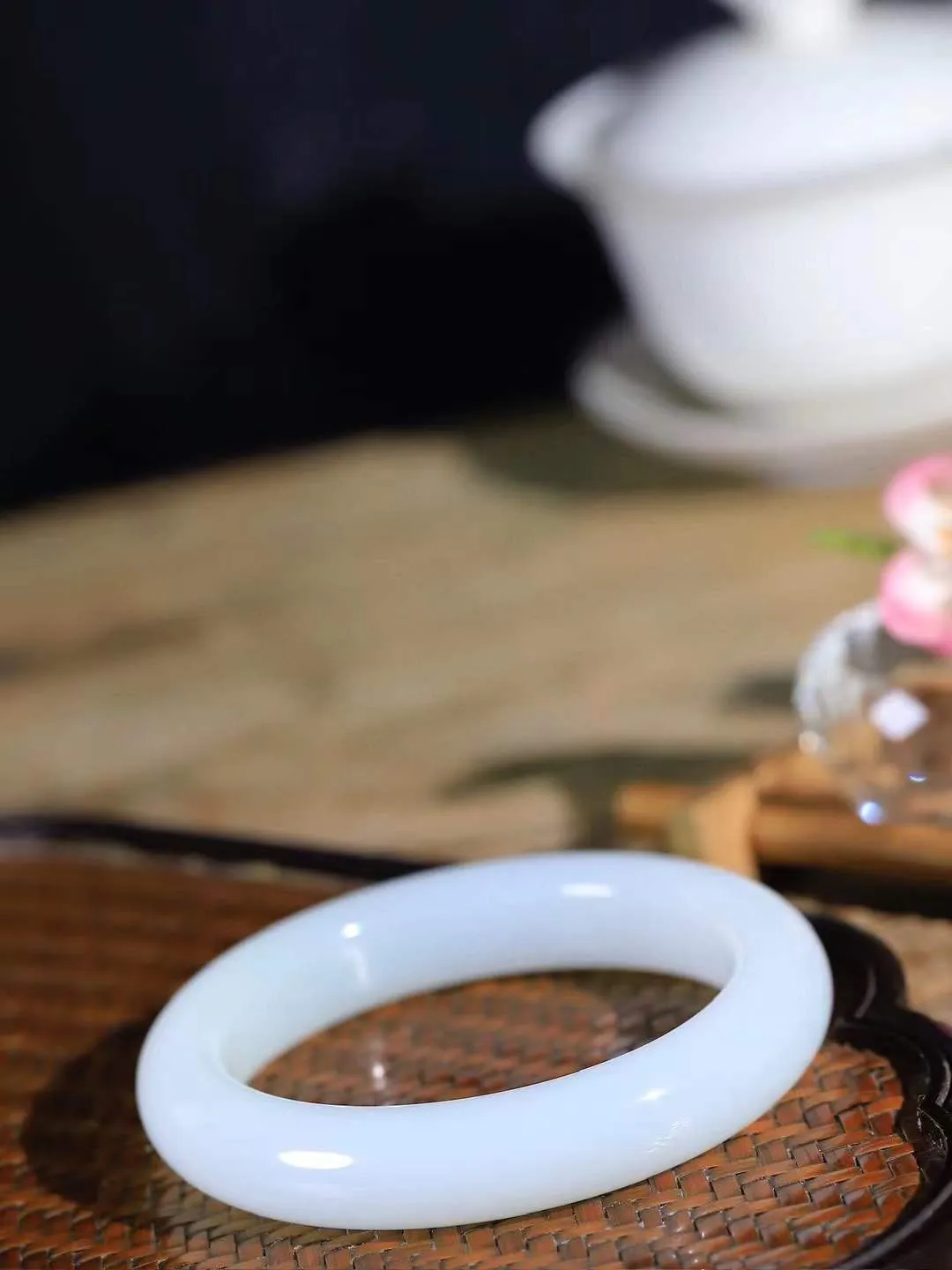 33666（一见倾心.手镯）

收藏级臻品️和田玉糖白玉手镯，玉质温润细腻 油性十足 手感舒适，高