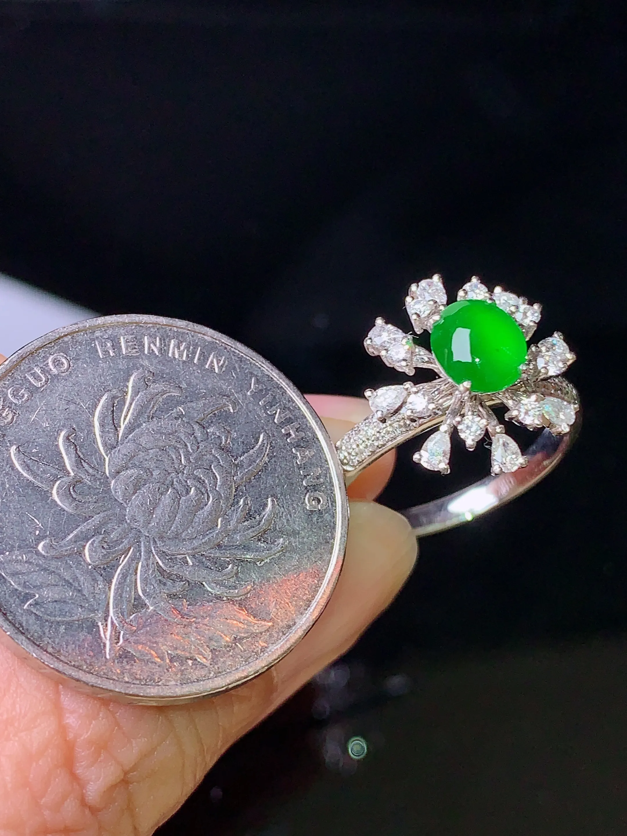 18k金钻镶嵌满绿蛋面戒指 玉质细腻 色泽艳丽 圈口14 整体尺寸14*13.3*8.2