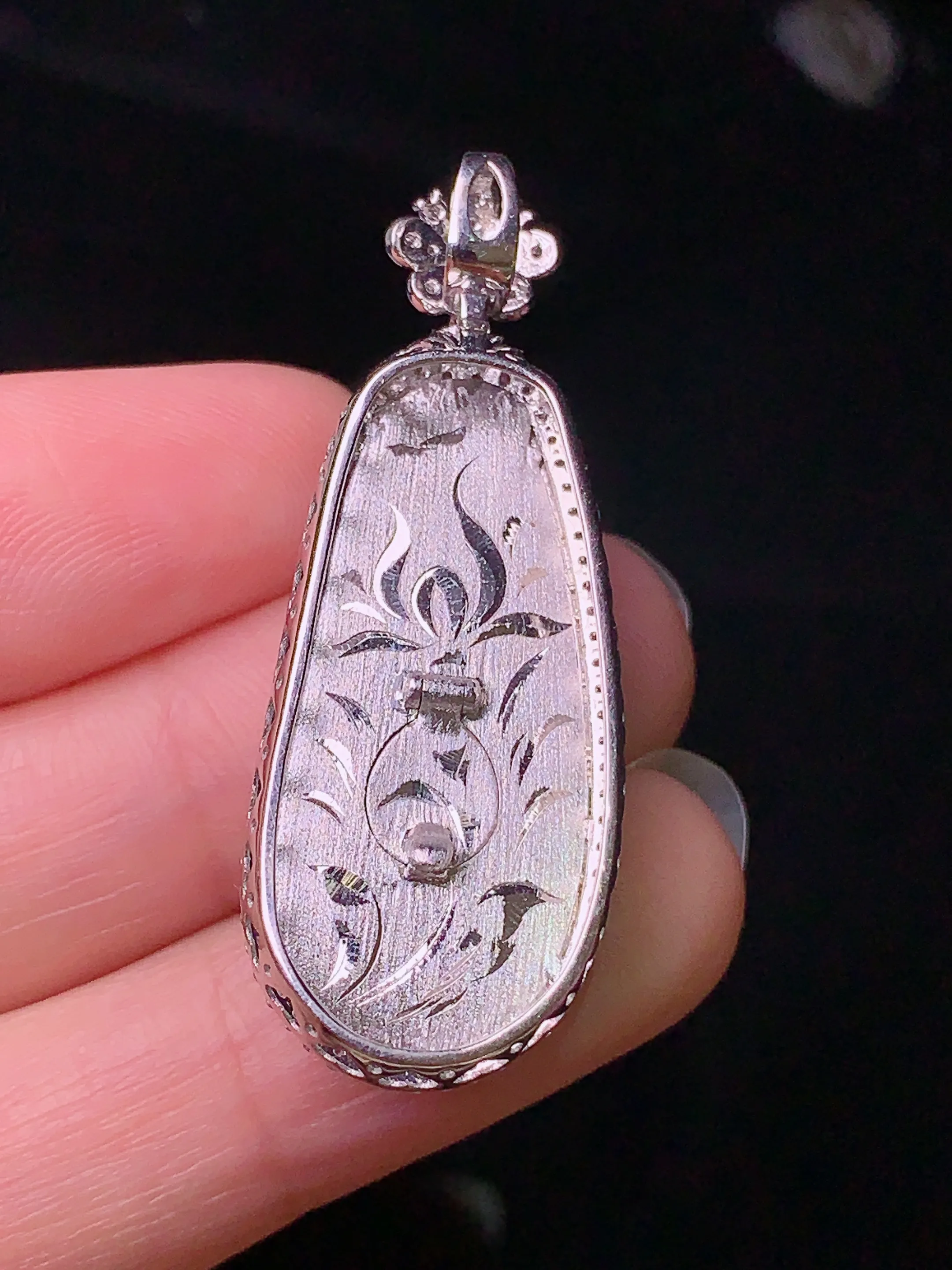 18k金钻镶嵌翠绿四季豆吊坠 玉质细腻 色泽清新艳丽 整体尺寸41.2*15.5*9