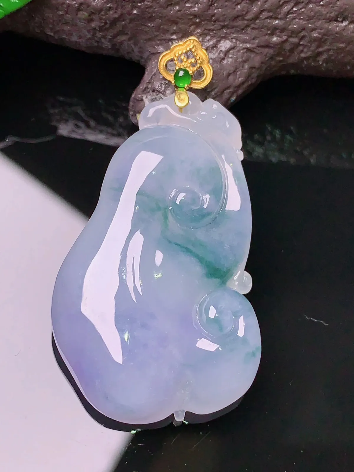 18k金镶嵌紫罗兰如意吊坠 玉质细腻 色泽清新艳丽 整体尺寸43.6*23*6.7