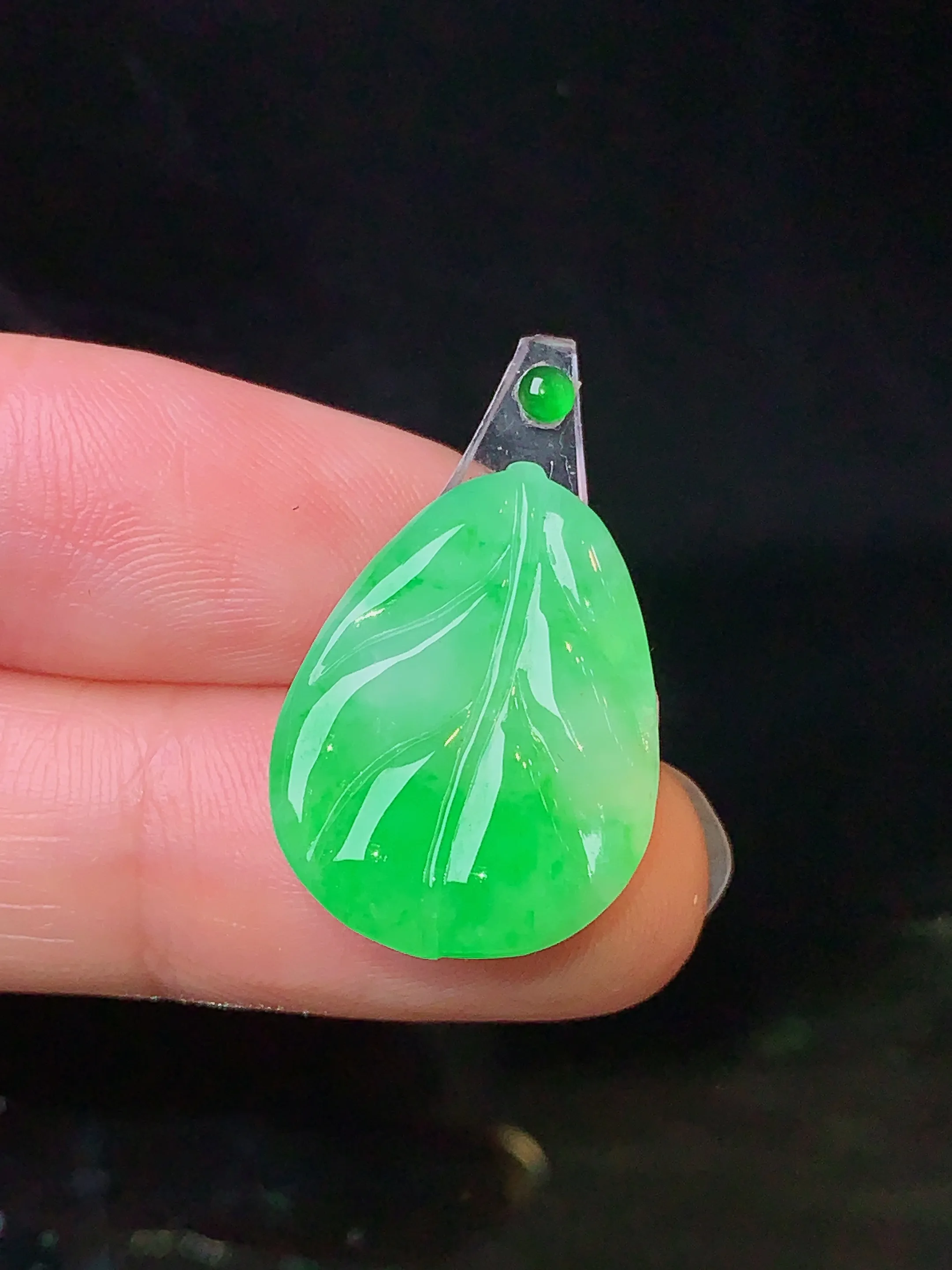 镶嵌款 翠绿树叶吊坠 玉质细腻 色泽艳丽 整体尺寸21.6*16*2.8