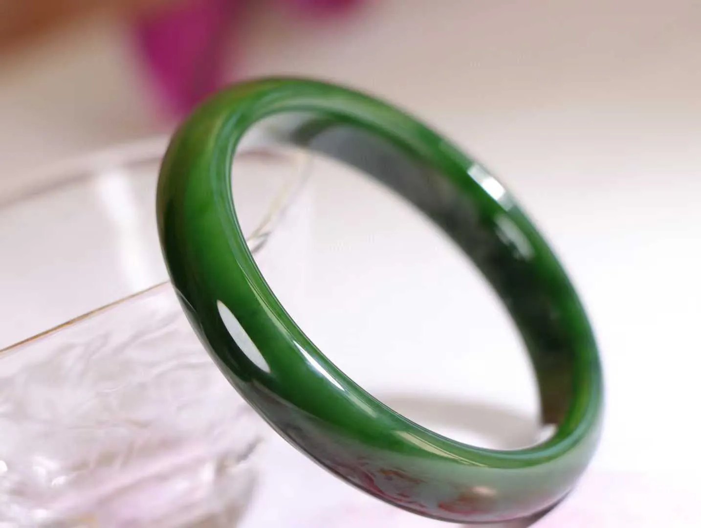 【碧色荡漾】

收藏级和田玉碧玉菠菜绿手镯，俄料七号矿 红皮老料，玉质温润细腻 油性十足，色泽匀称，️款式精美时尚，佩戴美观惹眼，美自天成，婉约之美，举手投足间透出那份低调奢华。

重38.8克 圈口53mm尺寸53-11.3-7.3mm O18823207130