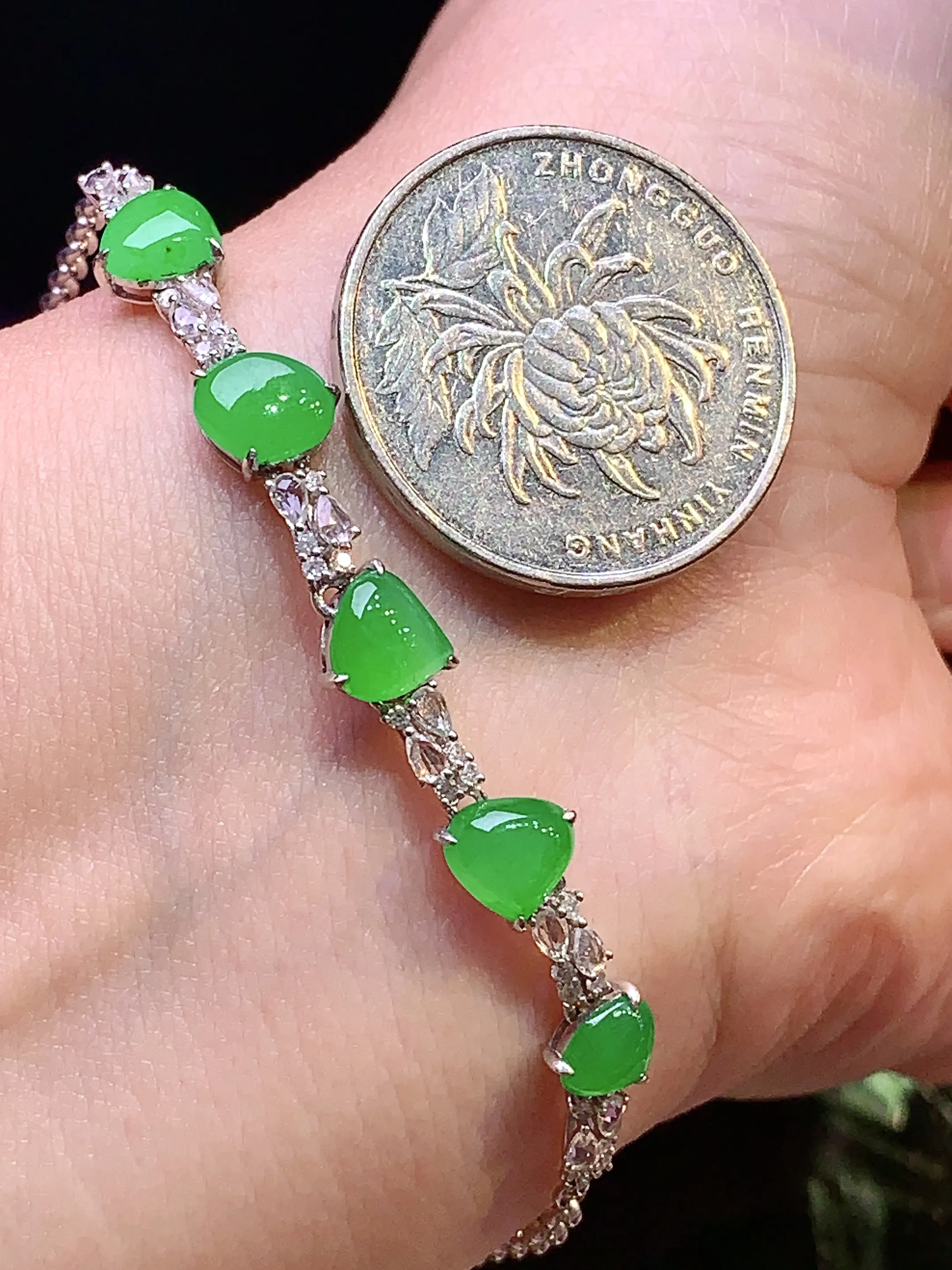 18k金钻镶嵌满绿心形手链 玉质细腻 色泽艳丽 整体尺寸66*7.3*4