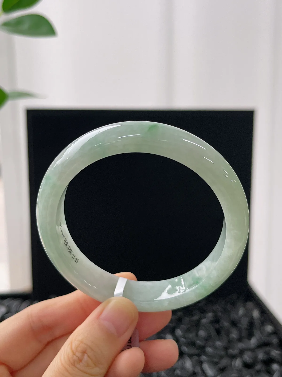 正圈56.8圈口，翡翠糯化种浅绿色手镯