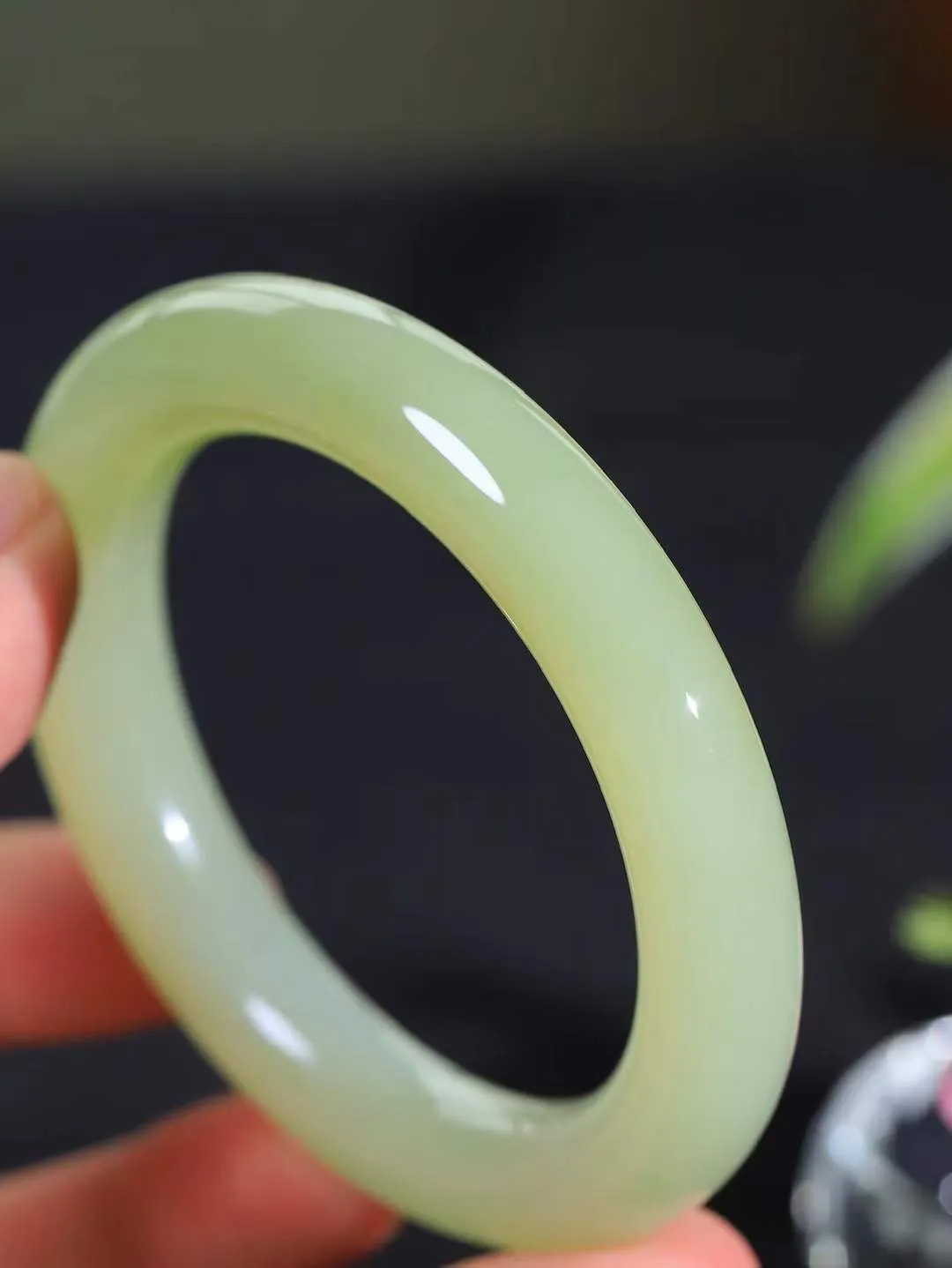 【玉佳人·手镯】

精品️和田玉黄口圆条手镯 ，玉质细腻油润，做工细致精美，端庄素雅，亭亭玉立，芊芊素手。芊芊素手，怎能忘镯？秀美圆条，更显婀娜。内径54.5mm 尺寸11.3-10.9mm重61.7克69110680A